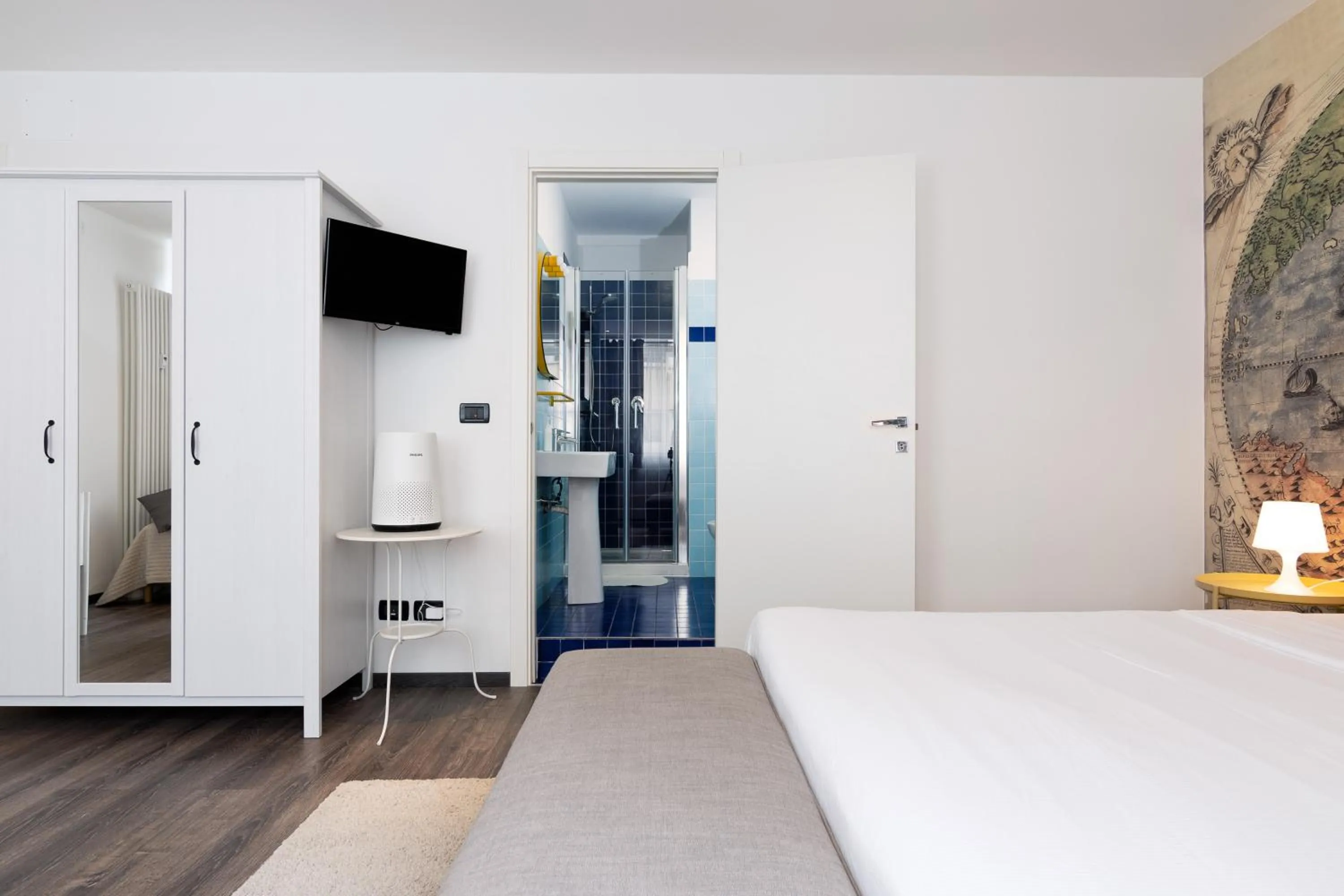 Shower, Bed in Francis Superior Rooms