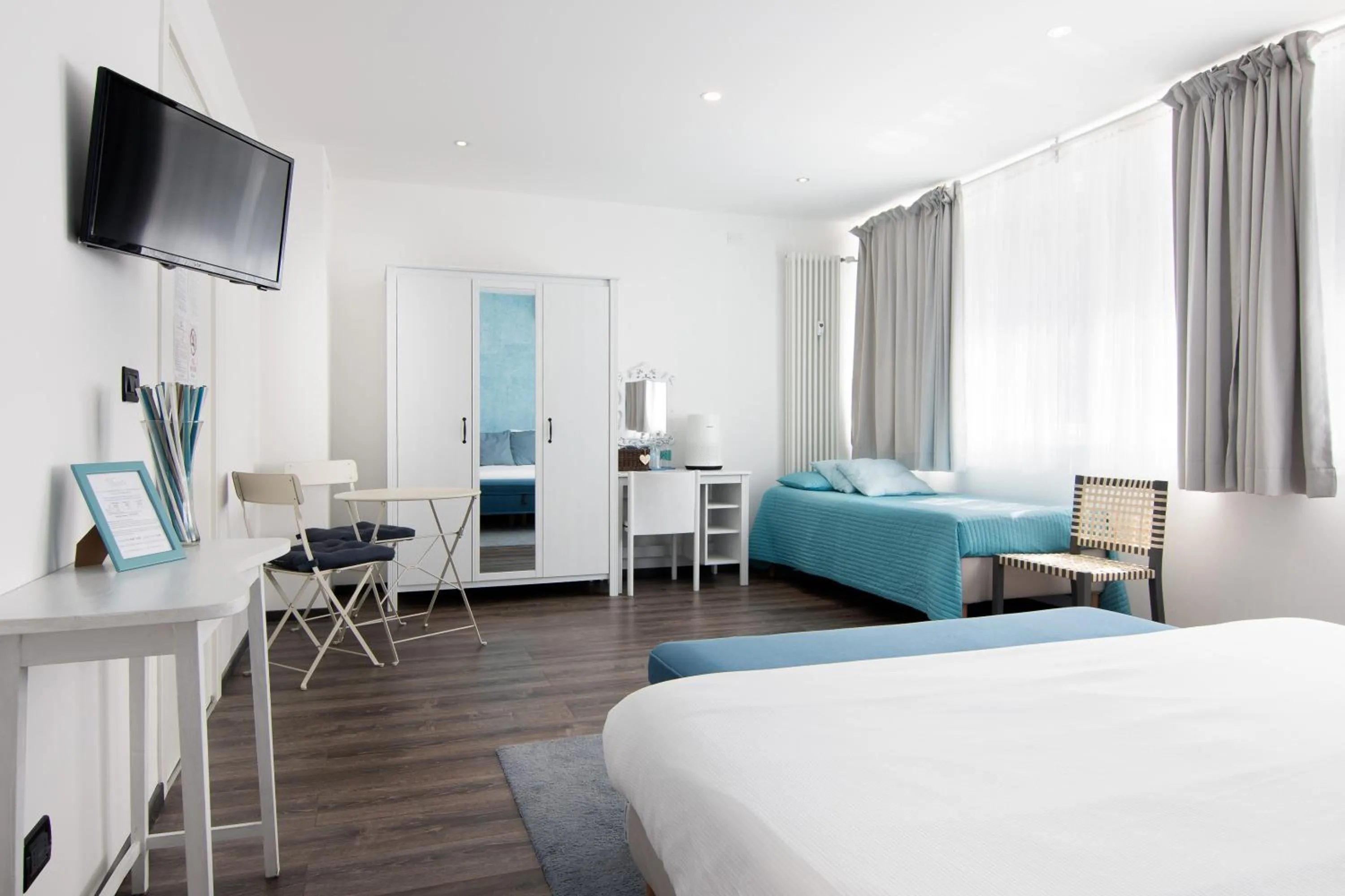 Photo of the whole room, Bed in Francis Superior Rooms