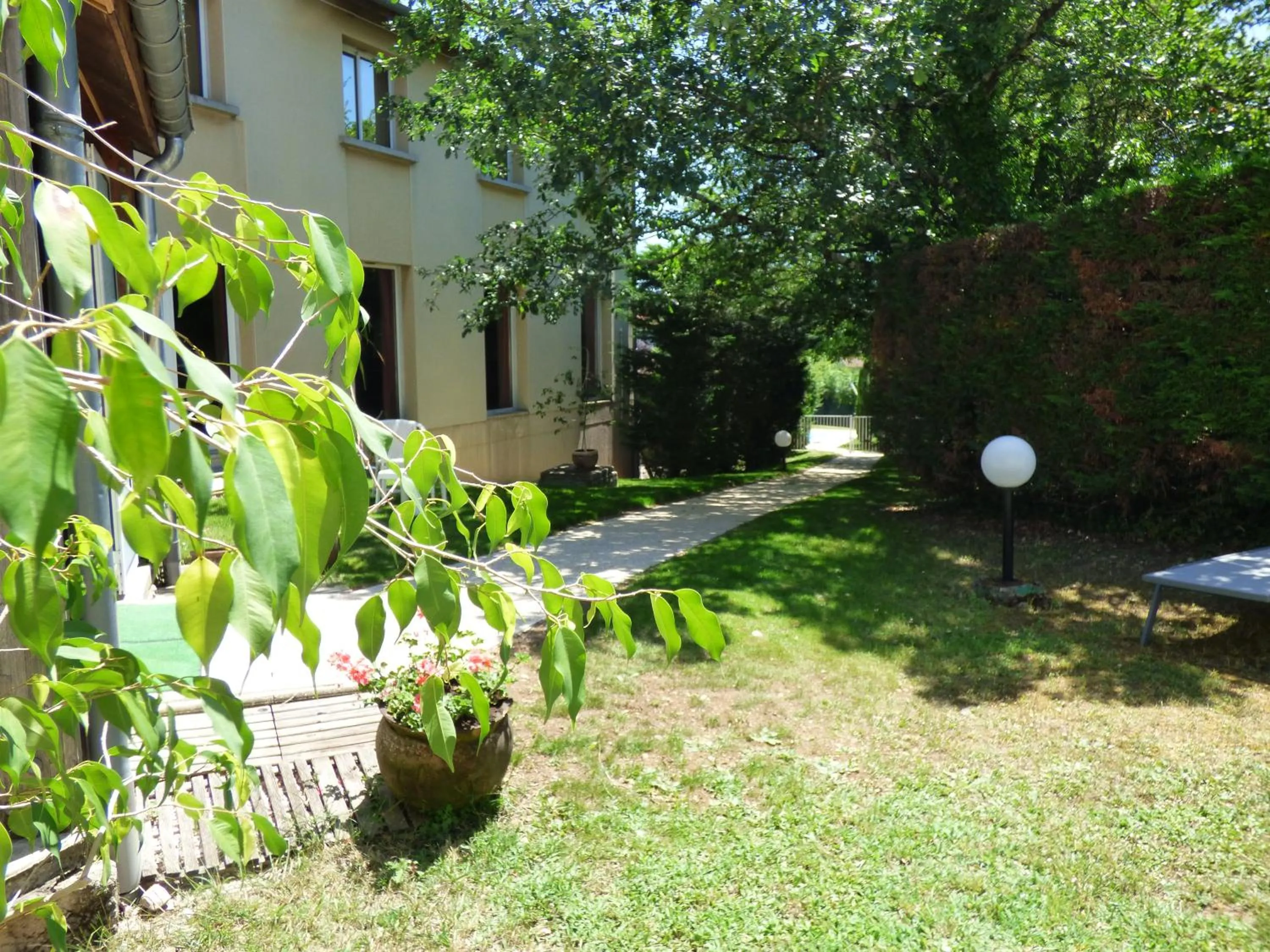 Garden in inspiration by balladins Villefranche-de-Rouergue