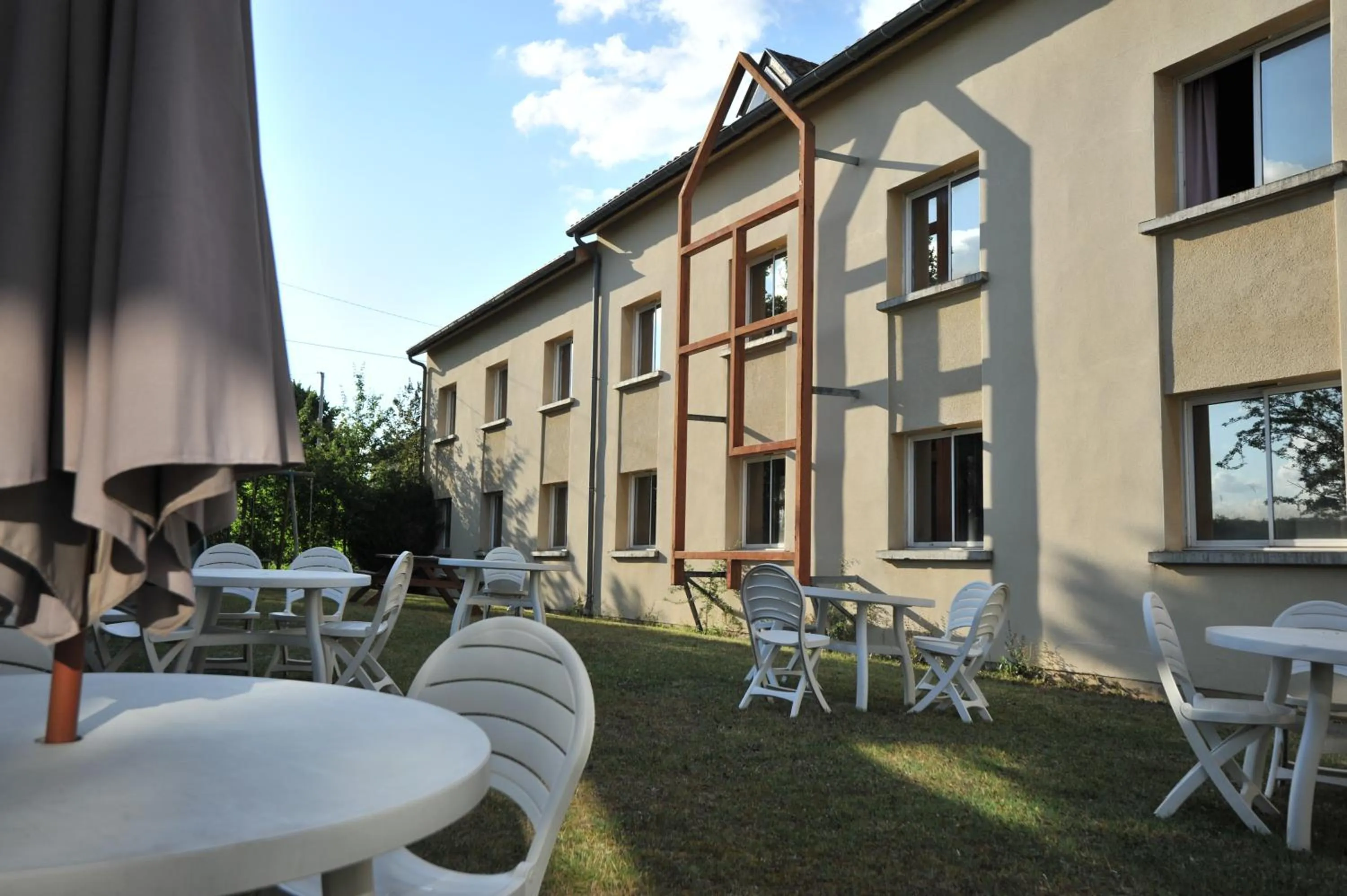 Garden in inspiration by balladins Villefranche-de-Rouergue