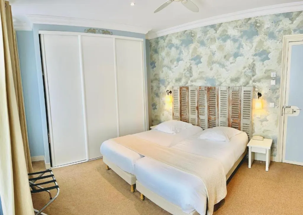 Bedroom, Bed in Hotel & Restaurant LE CENTRAL TROUVILLE