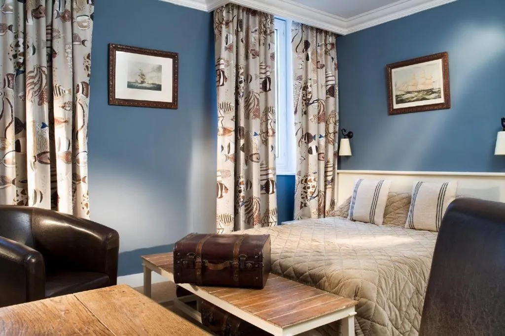 Bedroom, Bed in Hotel & Restaurant LE CENTRAL TROUVILLE