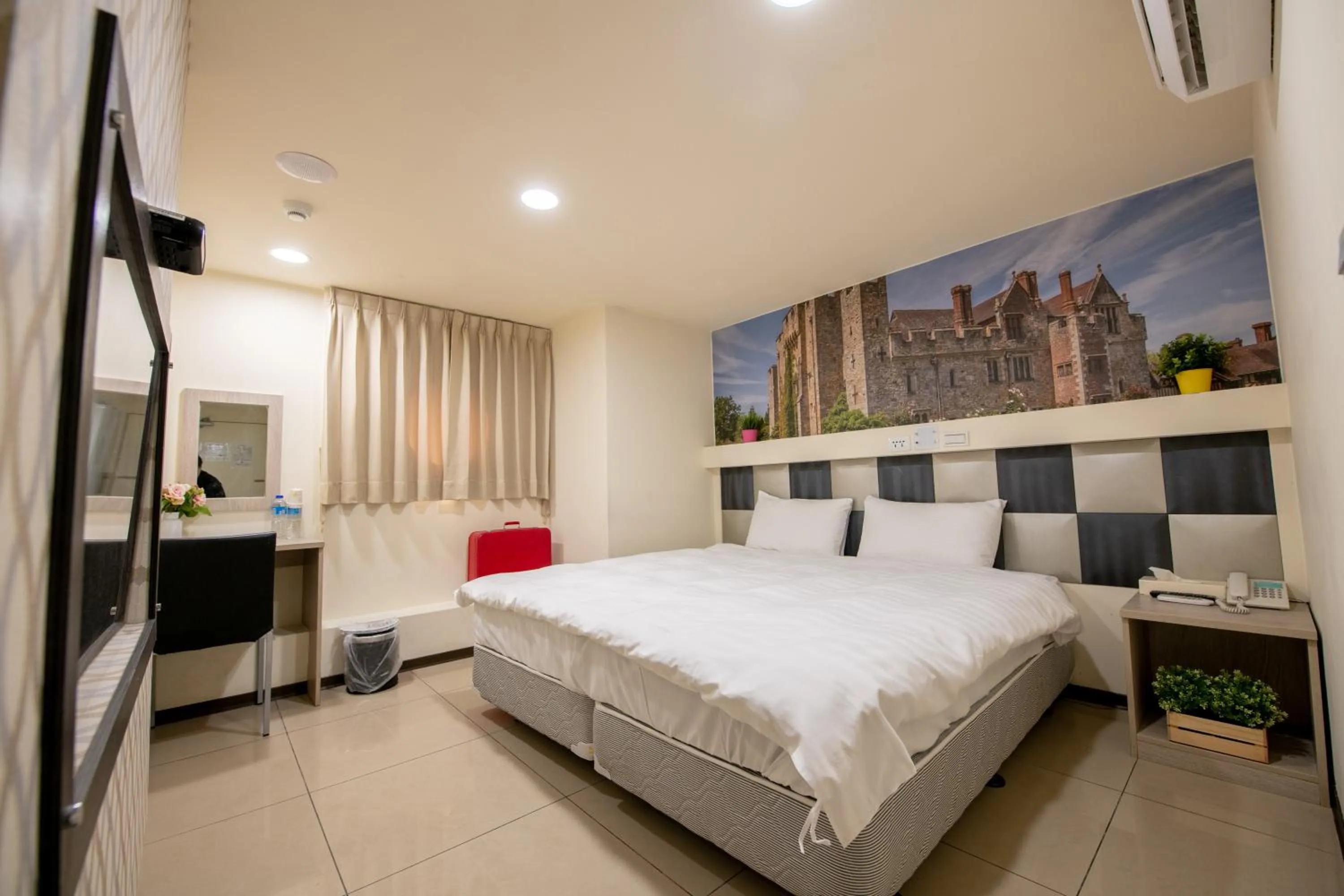 Photo of the whole room, Bed in England Vacation Hotel