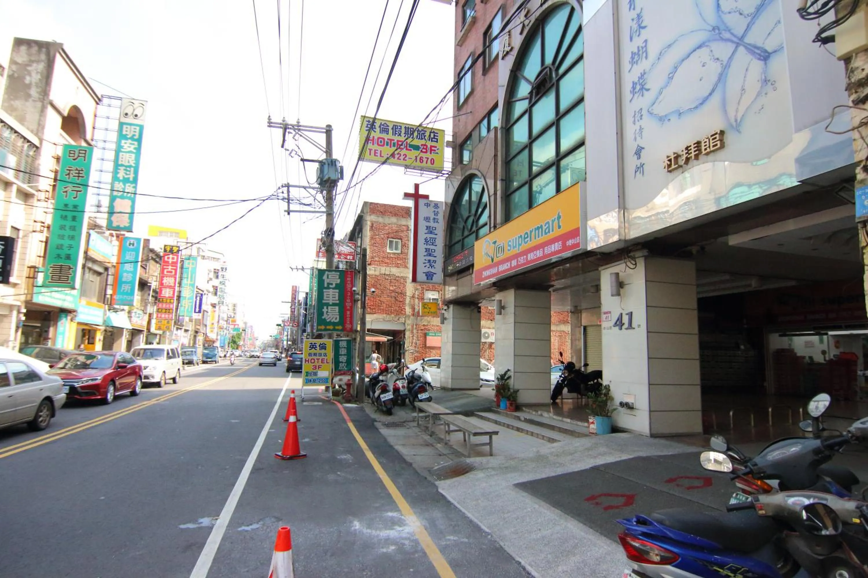 Facade/entrance in England Vacation Hotel
