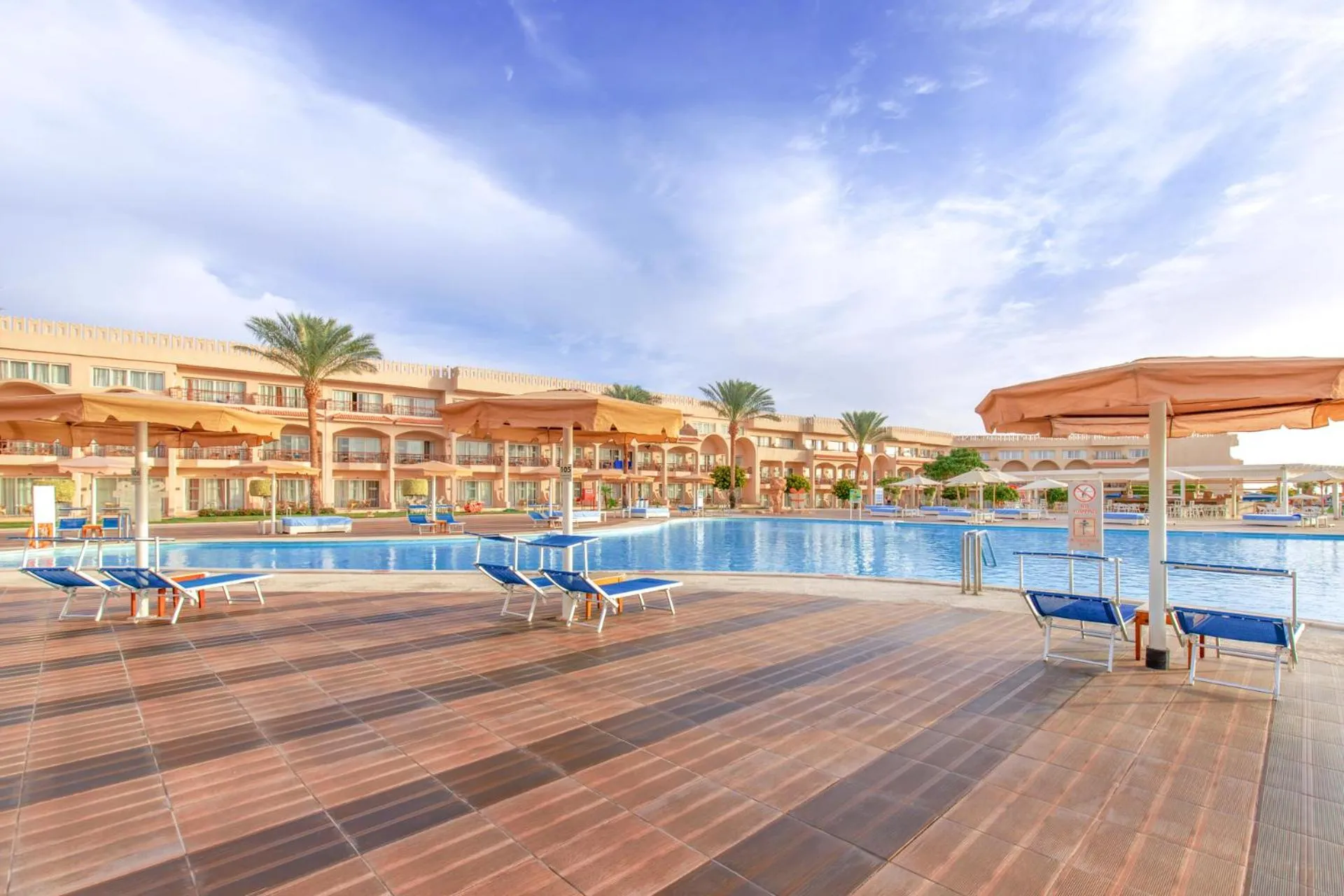 Swimming pool in Pickalbatros Royal Moderna Sharm "Aqua Park"- All inclusive