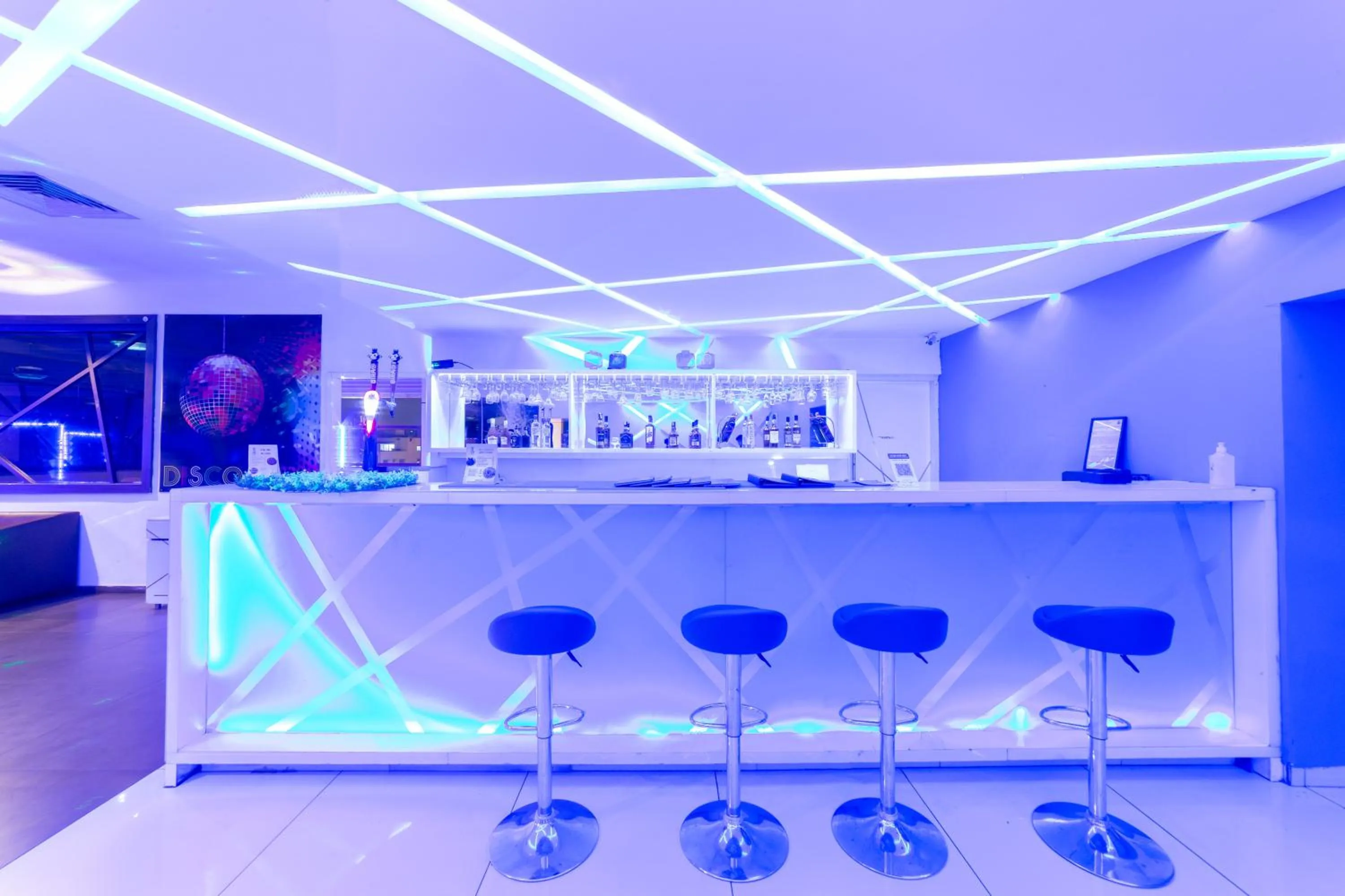 Lounge or bar in ICON SELECT by Bhagini