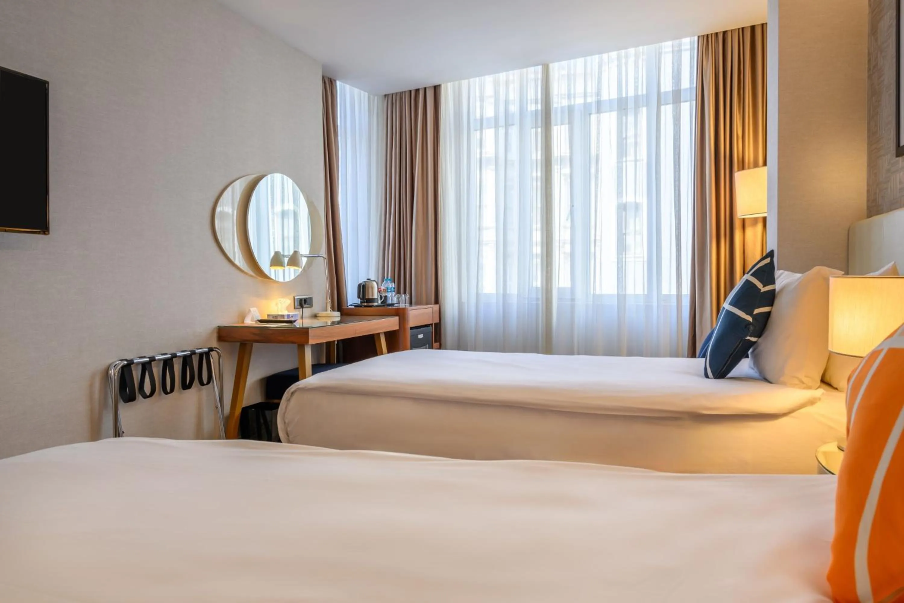 Photo of the whole room, Bed in Four Points Flex by Sheraton Istanbul Taksim Square