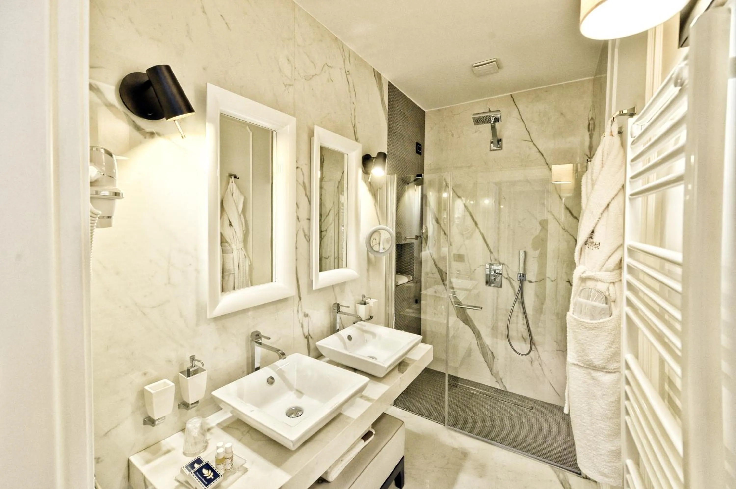 Shower in Casa Isabella Exclusive Hotel