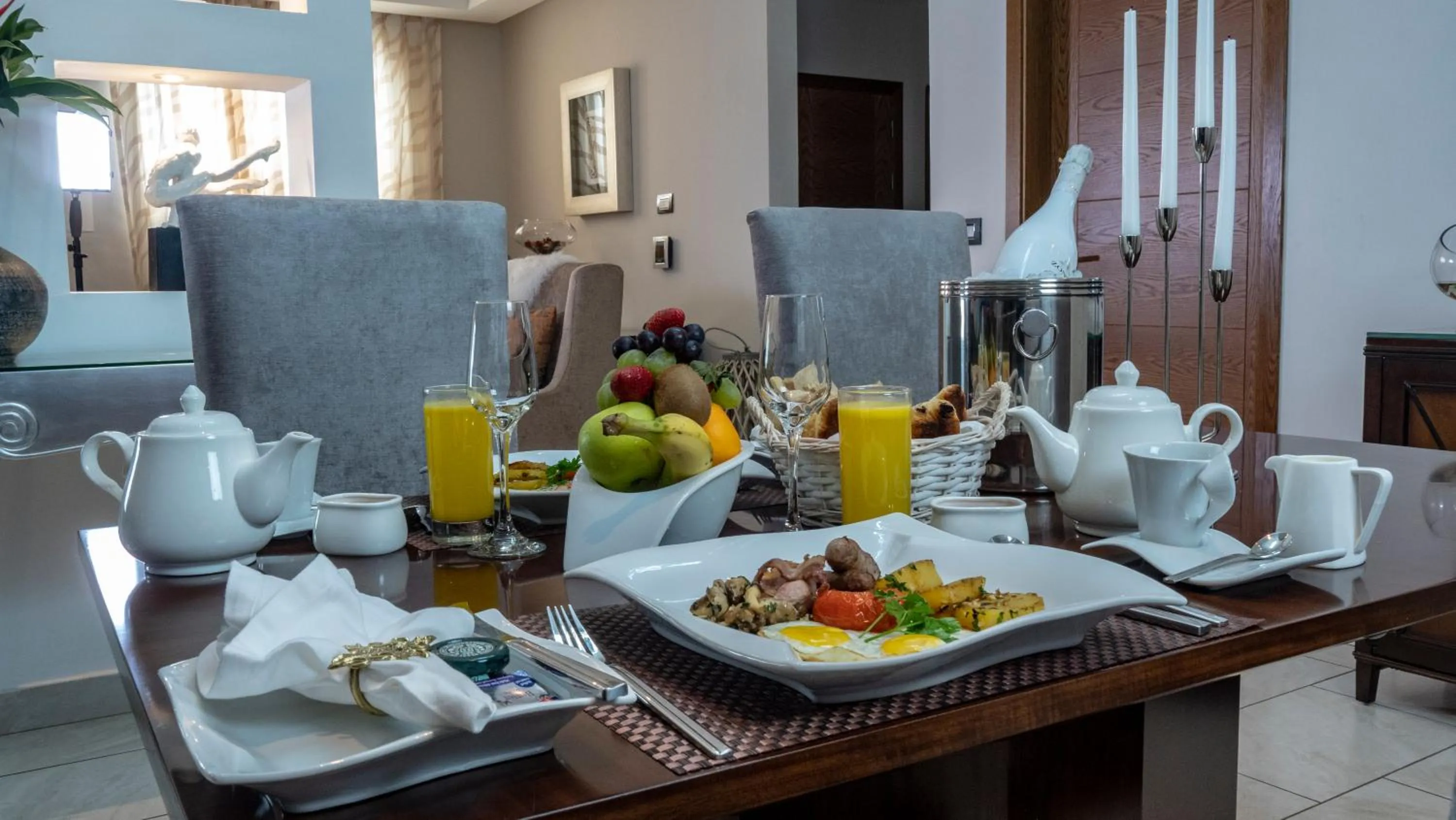 Breakfast in Oak Plaza Suites