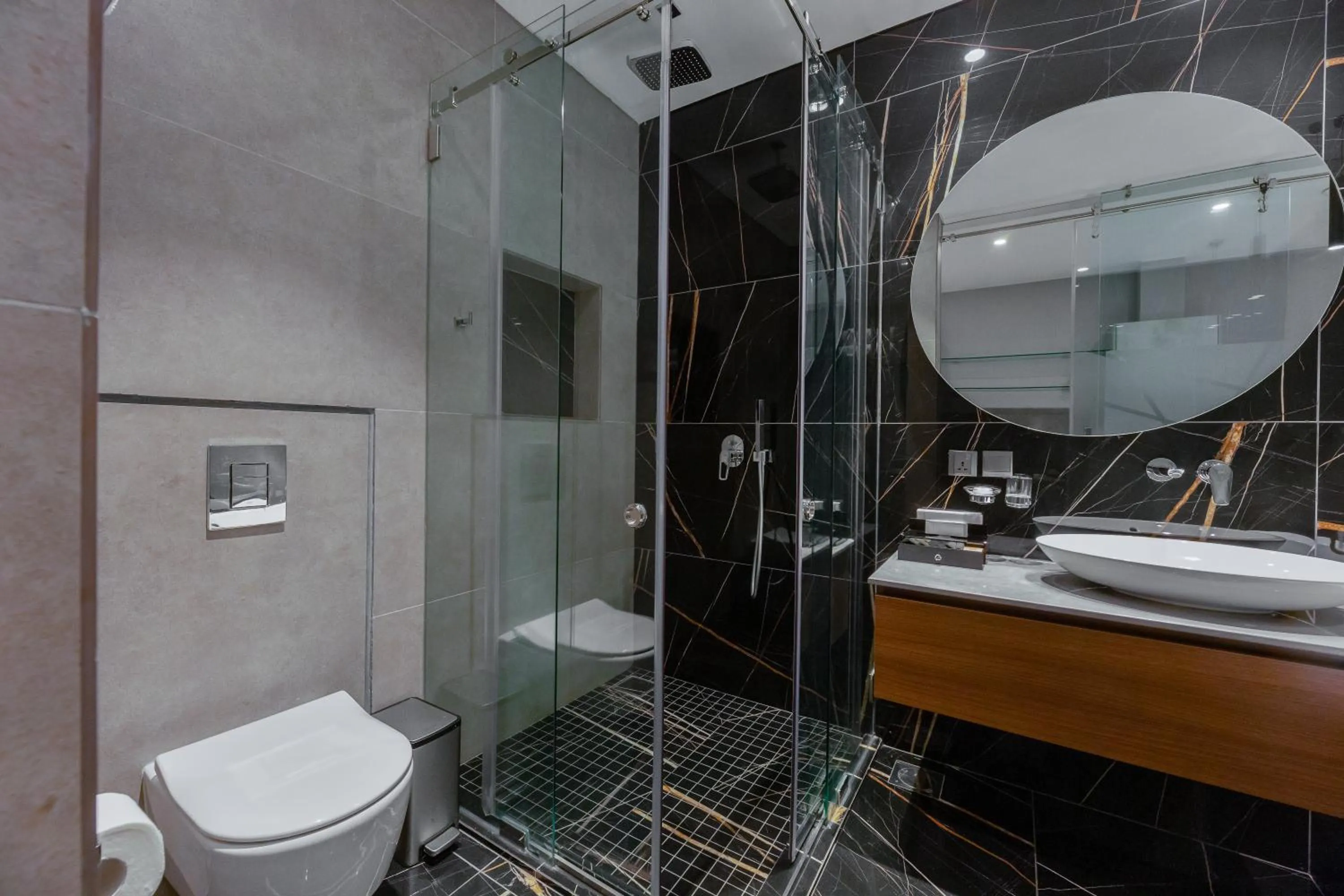 Bathroom in Oak Plaza Suites