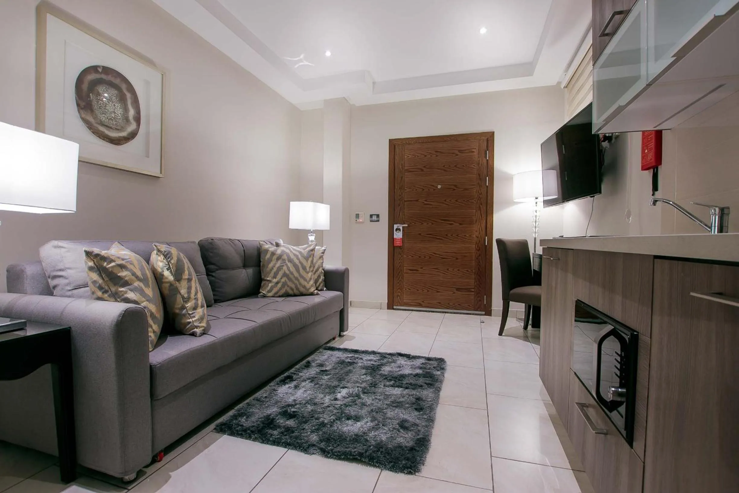 Kitchen or kitchenette in Oak Plaza Suites