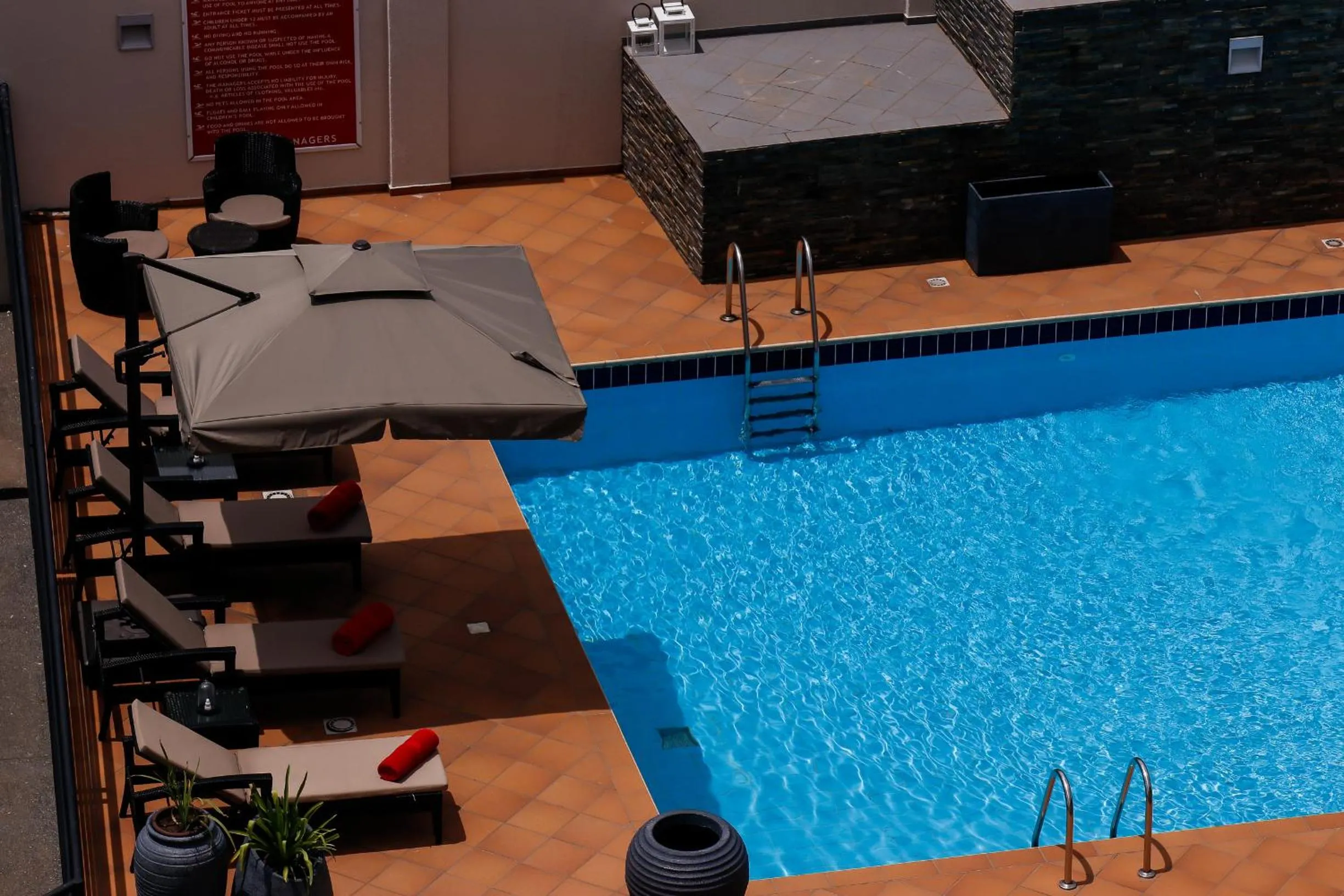 Swimming pool in Oak Plaza Suites