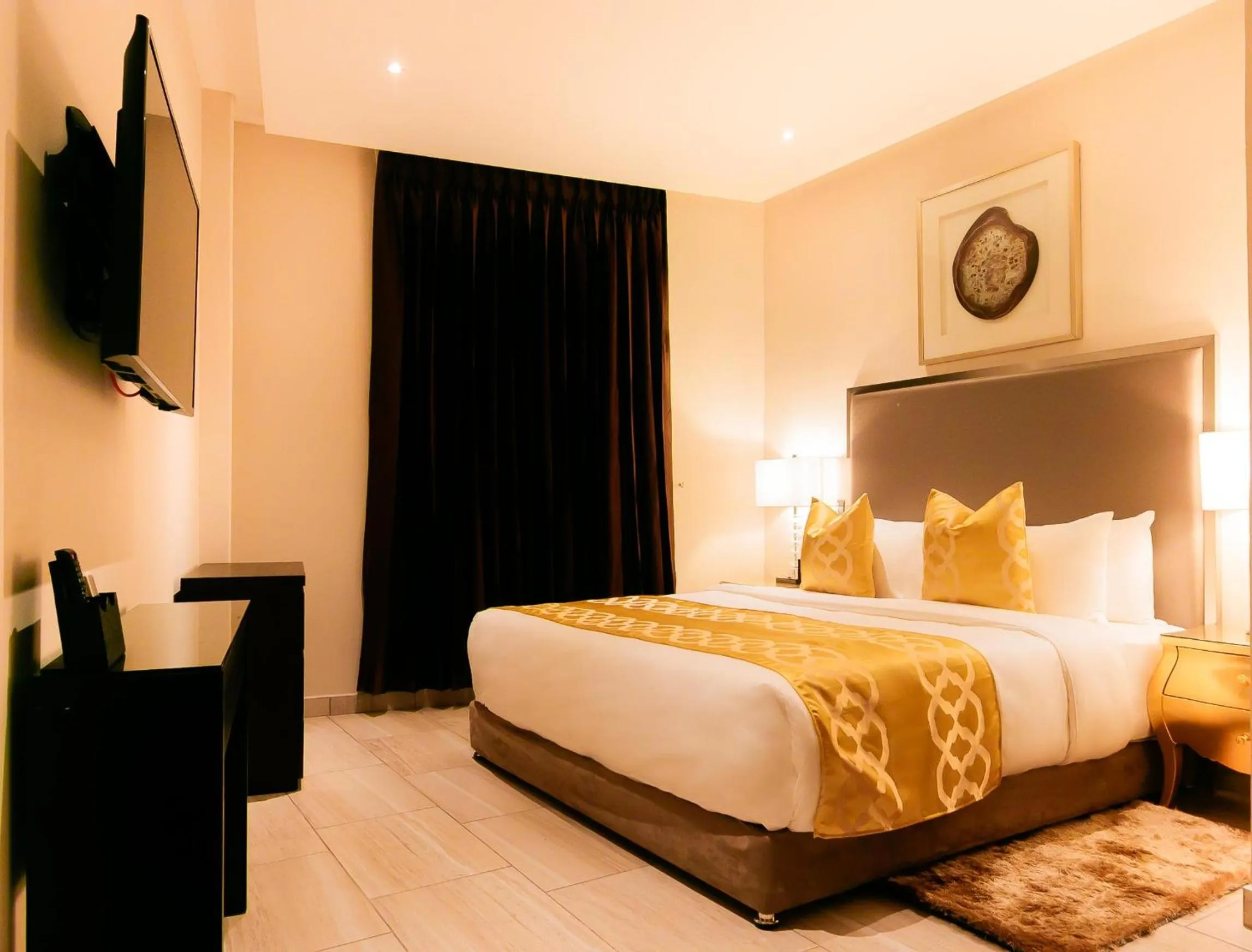 TV and multimedia, Bed in Oak Plaza Suites