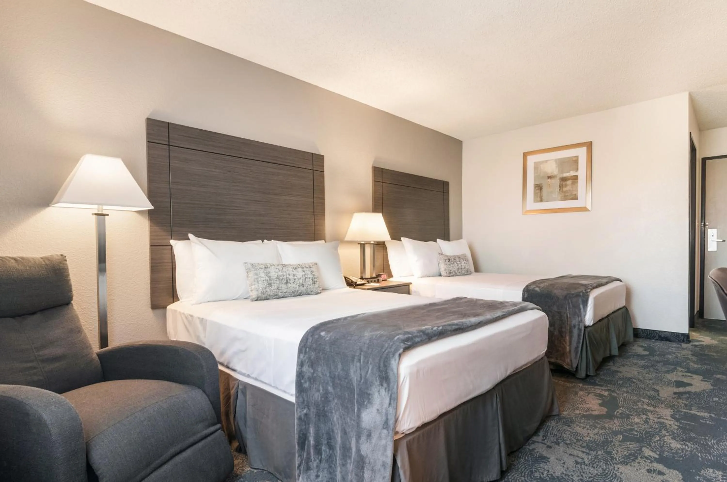 Bed in American Inn & Suites Metro Airport