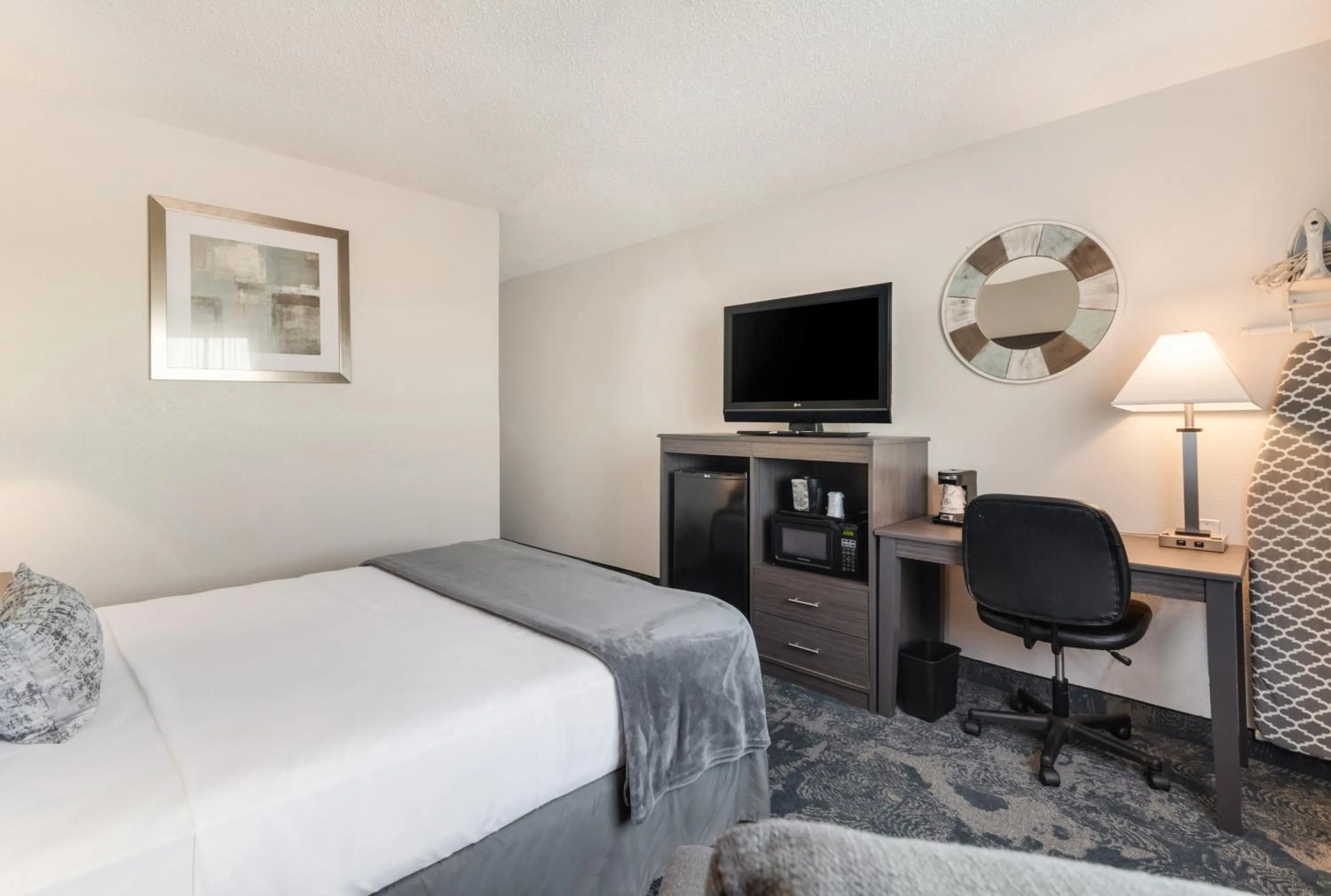 Bed in American Inn & Suites Metro Airport