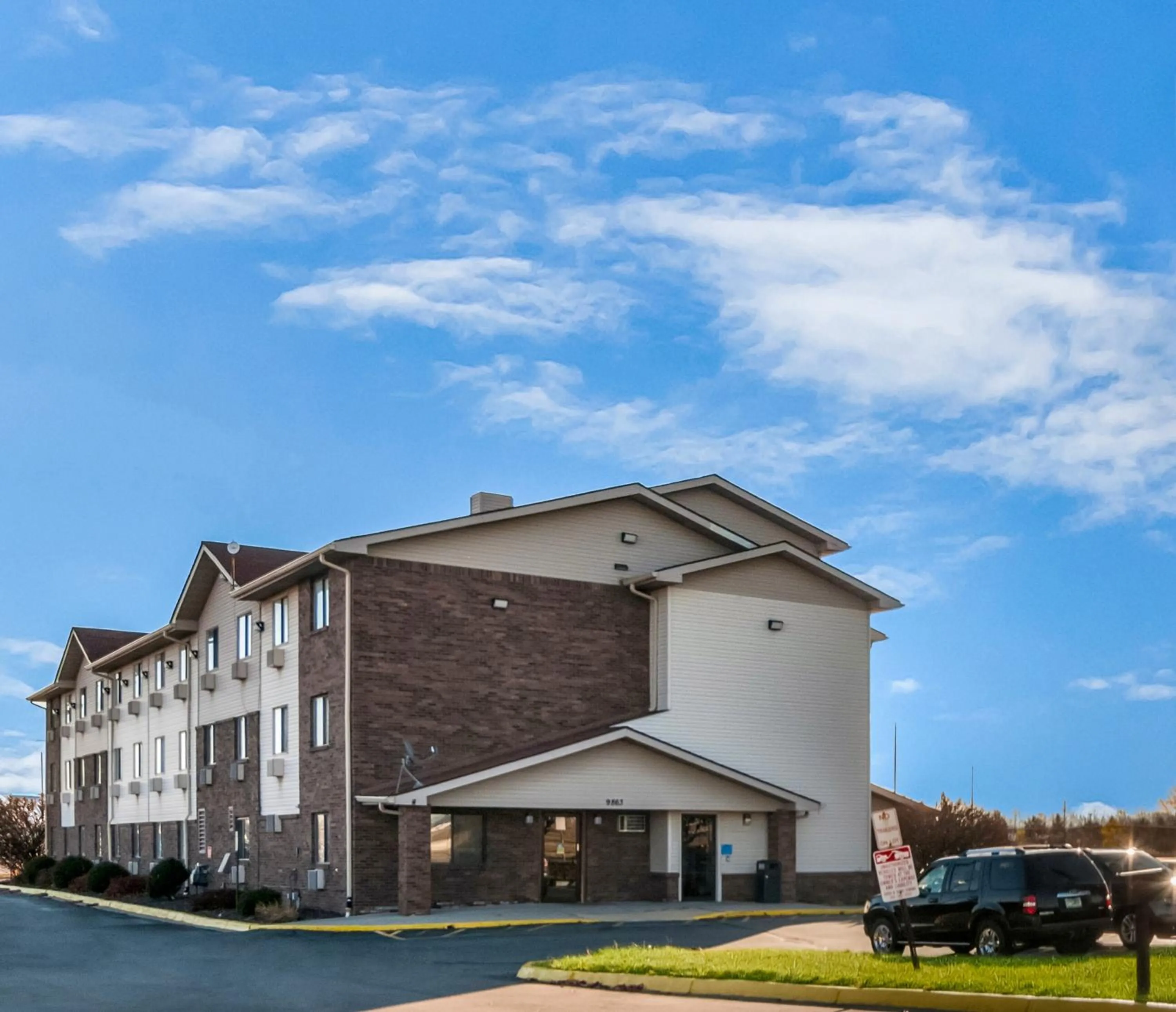 Property building in American Inn & Suites Metro Airport