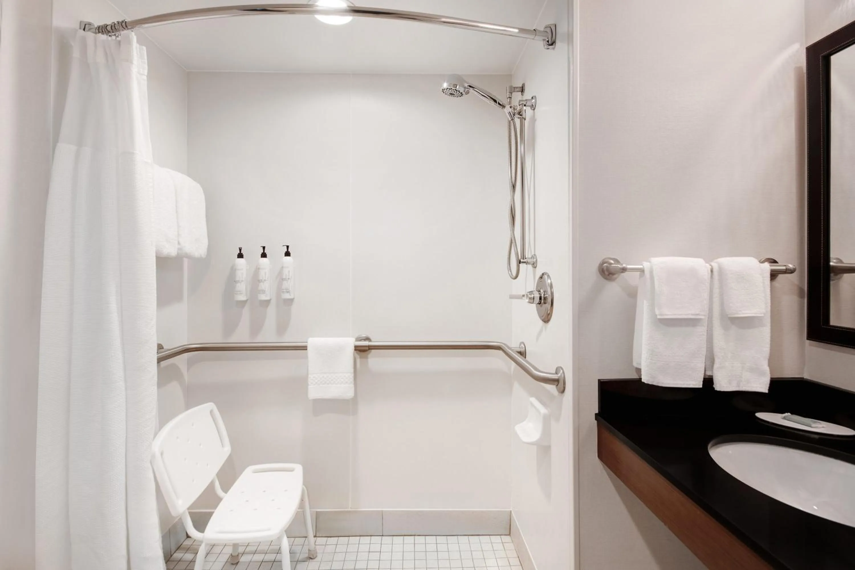 Bathroom in Fairfield Inn and Suites by Marriott Rochester West/Greece