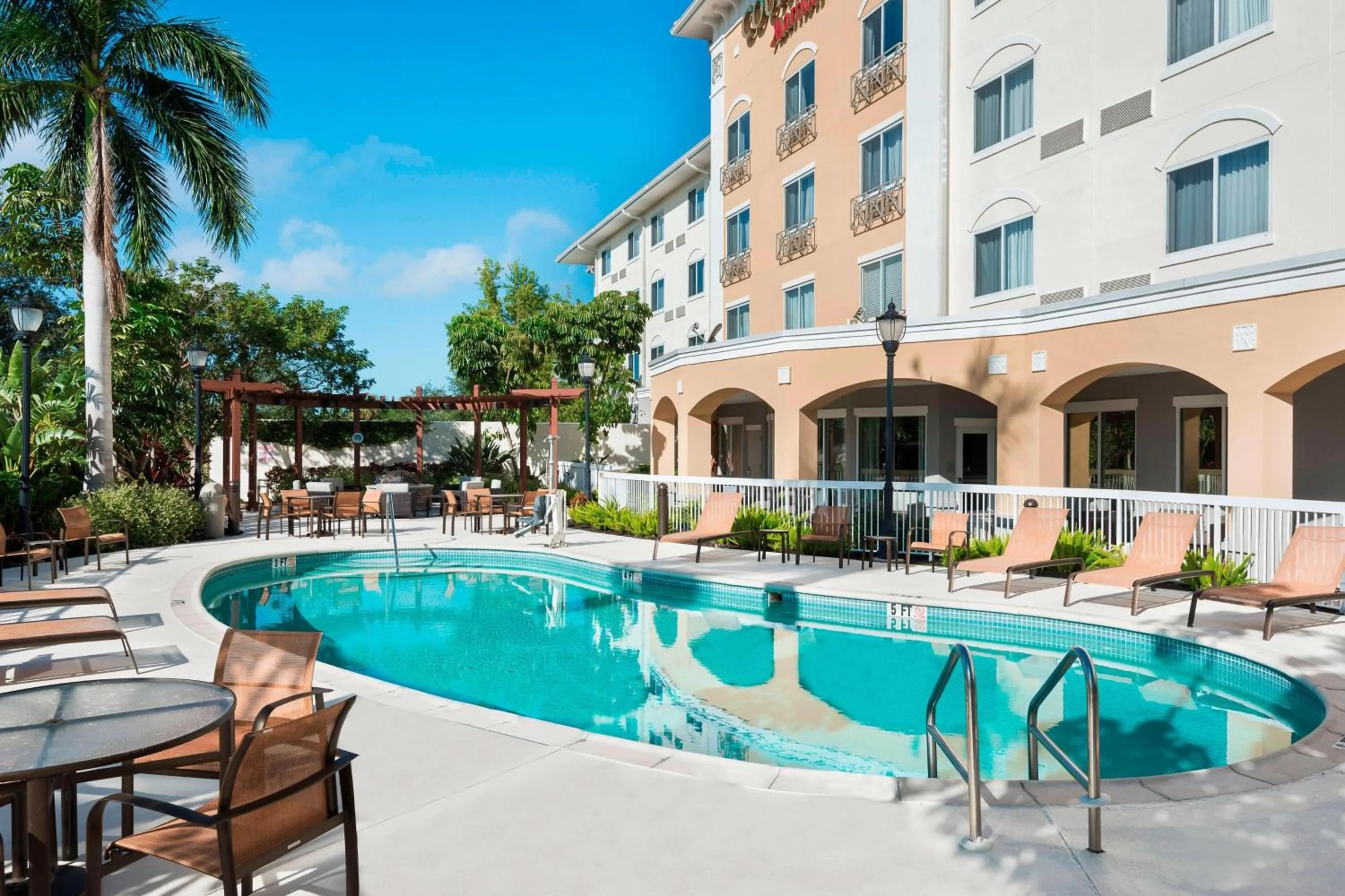 Swimming pool in Courtyard Fort Myers at I-75 and Gulf Coast Town Center