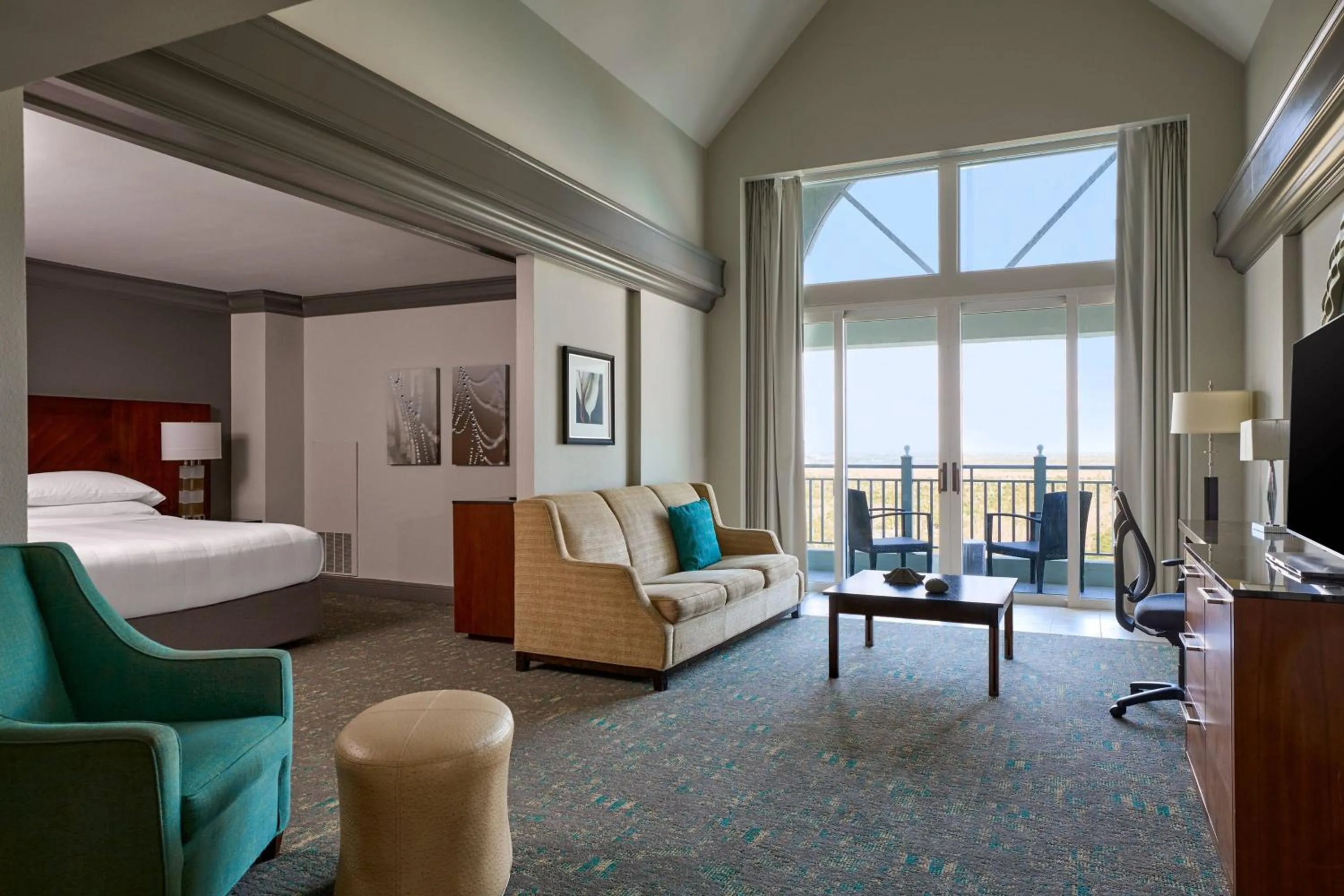 Living room, Bed in Marriott Sanibel Harbour Resort & Spa