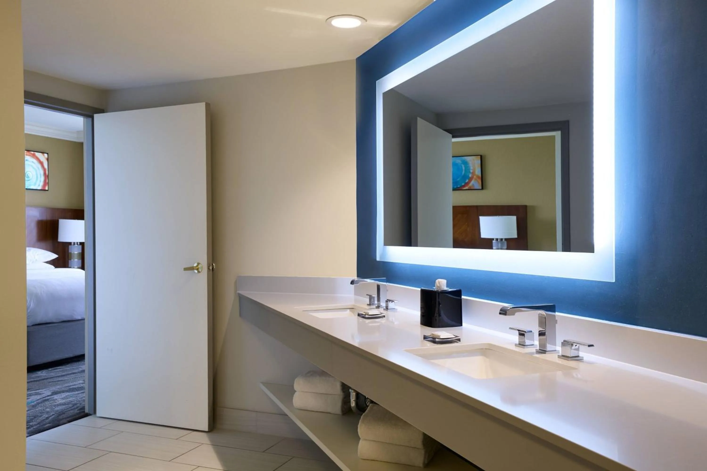 Bathroom, Bed in Marriott Sanibel Harbour Resort & Spa