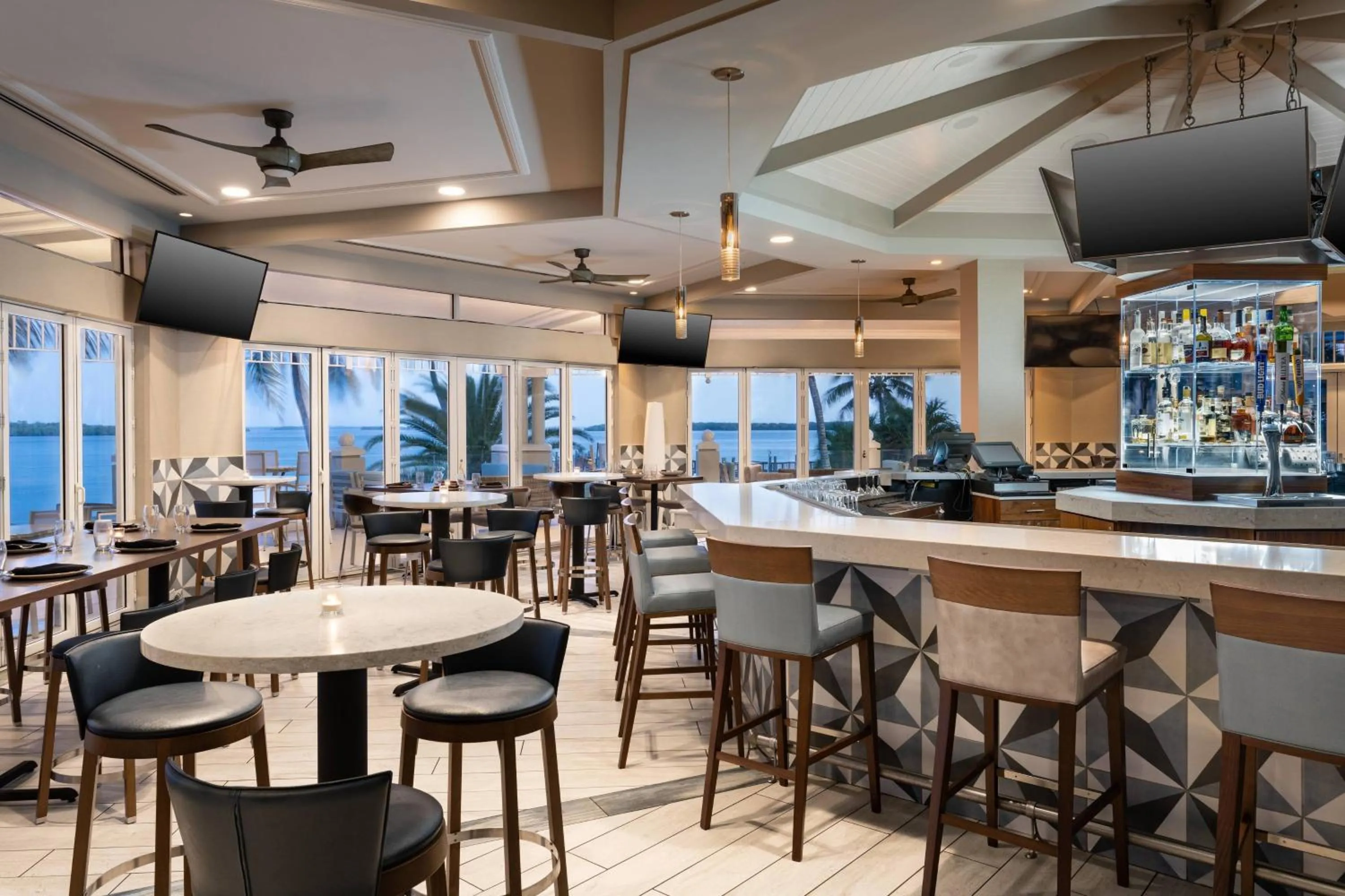 Lounge or bar in Marriott Sanibel Harbour Resort & Spa