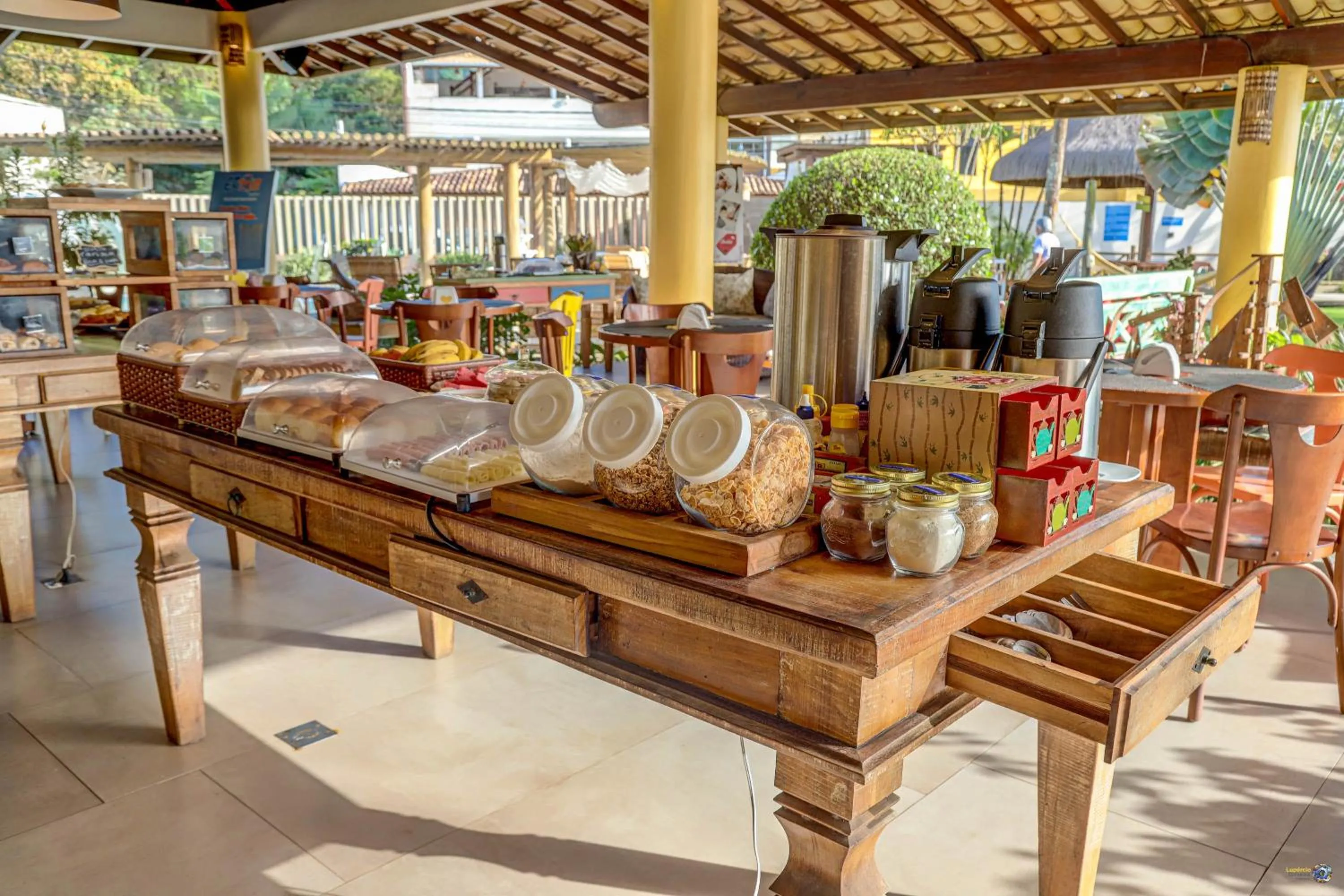 Restaurant/places to eat in Pousada Praia Bela