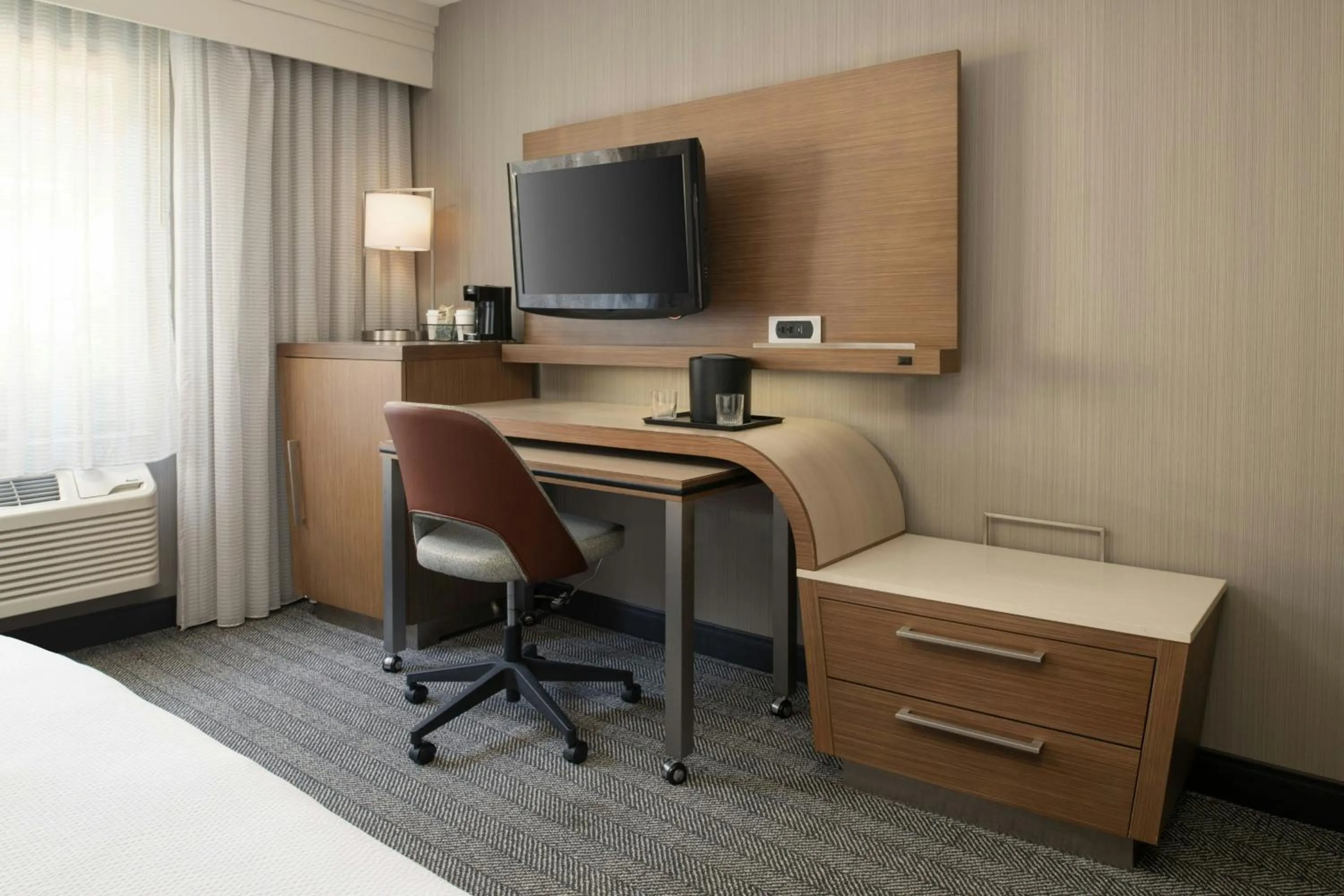 Photo of the whole room, Bed in Courtyard by Marriott Vacaville