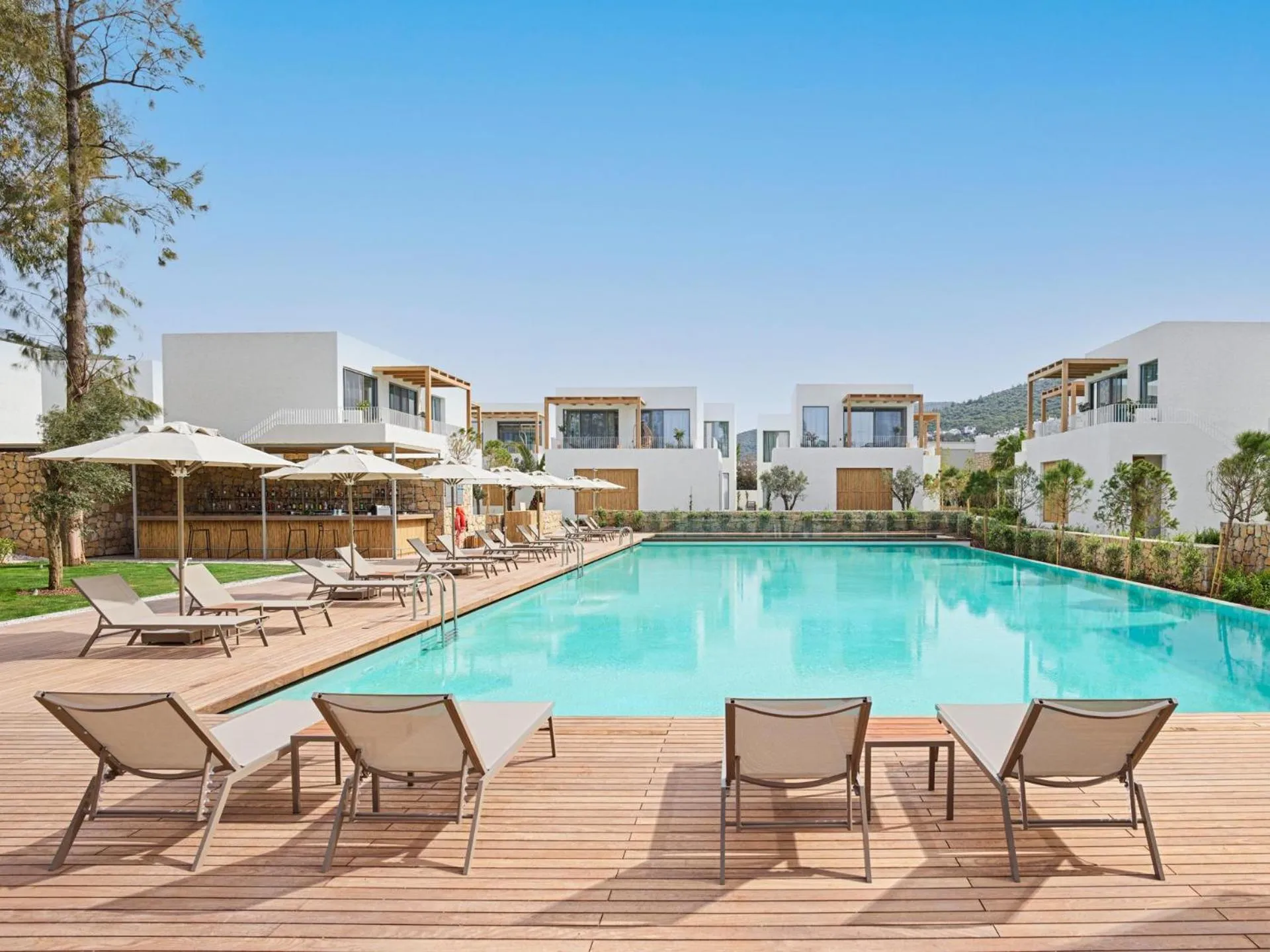 Swimming pool in Voyage Torba Hotel