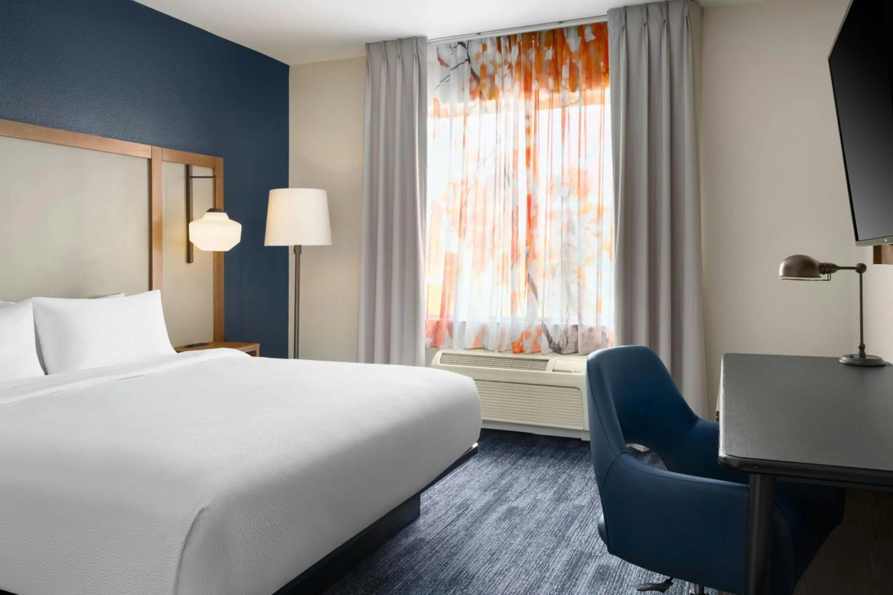 Photo of the whole room, Bed in Fairfield Inn and Suites Sacramento Airport Natomas