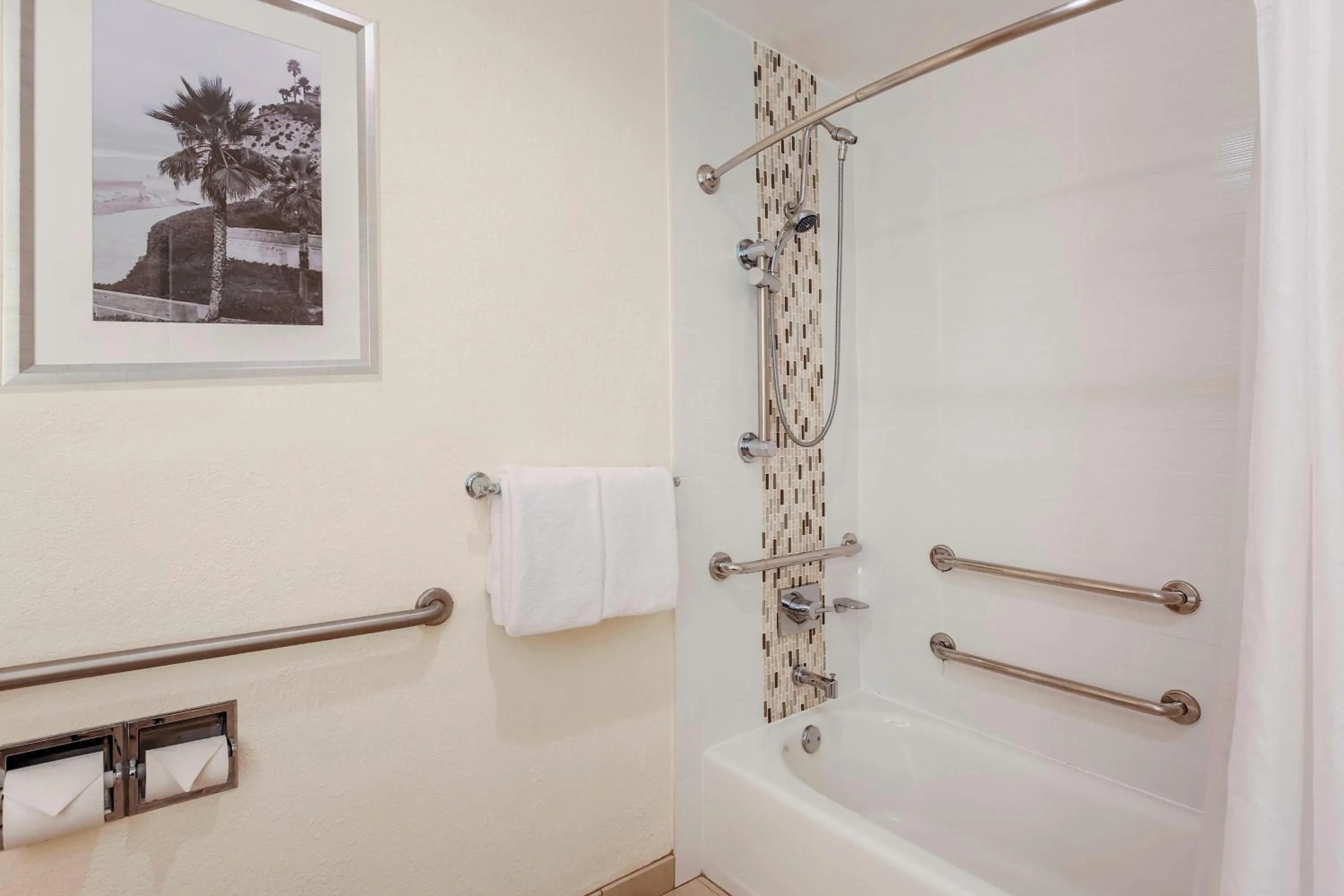 Bathroom in Courtyard by Marriott San Diego Del Mar/Solana Beach