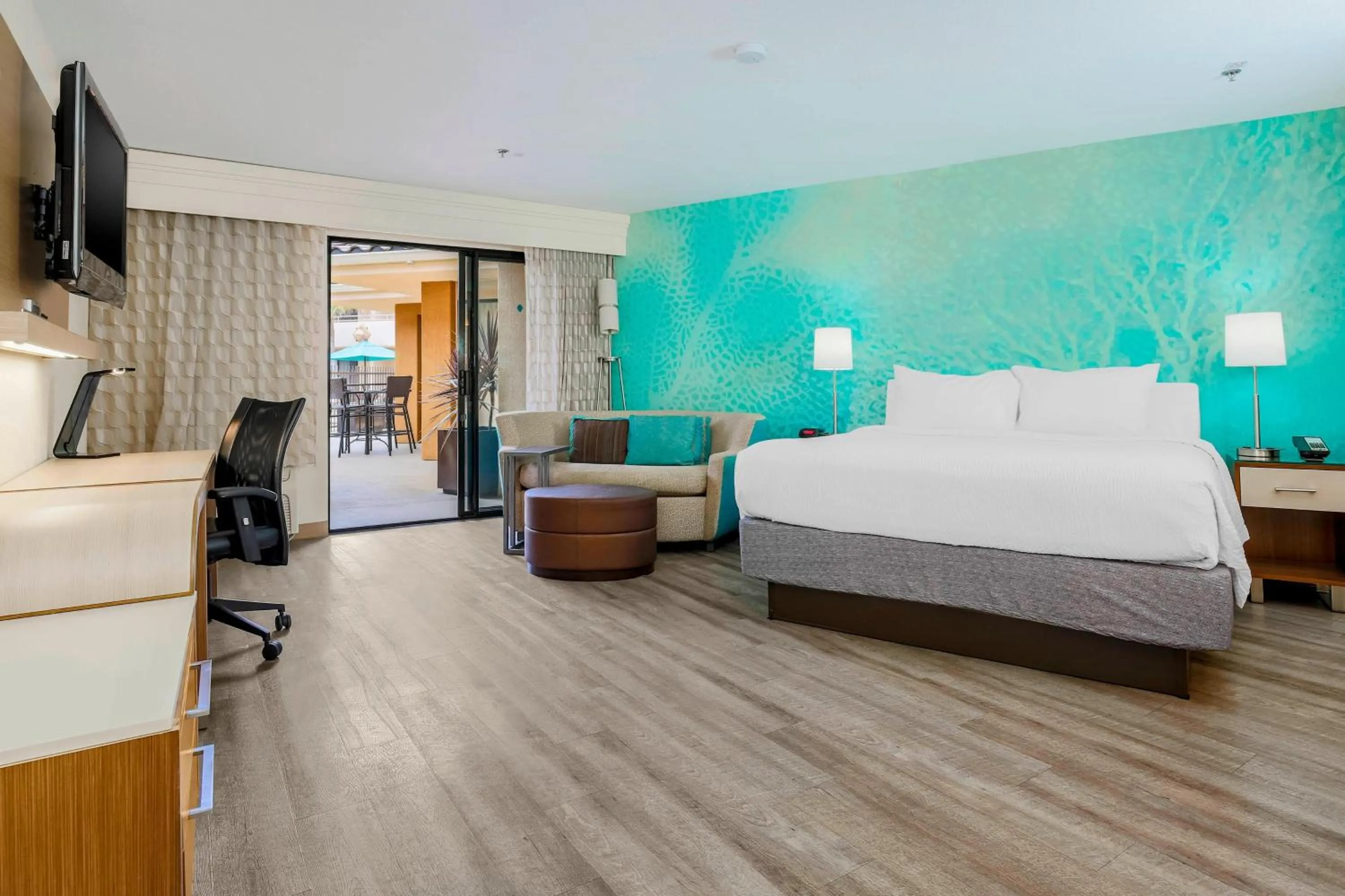 Photo of the whole room, Bed in Courtyard by Marriott San Diego Del Mar/Solana Beach