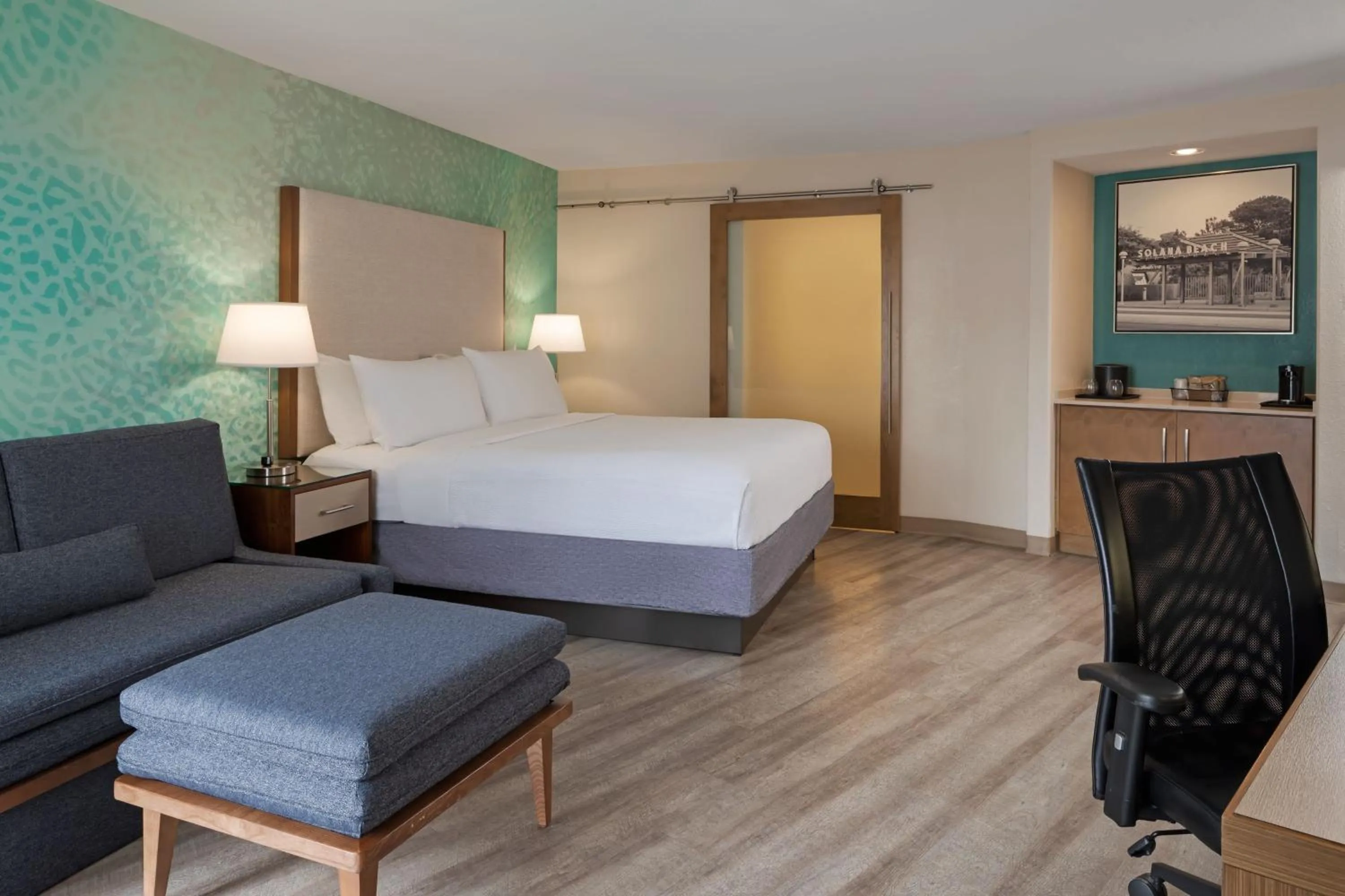 Photo of the whole room, Bed in Courtyard by Marriott San Diego Del Mar/Solana Beach