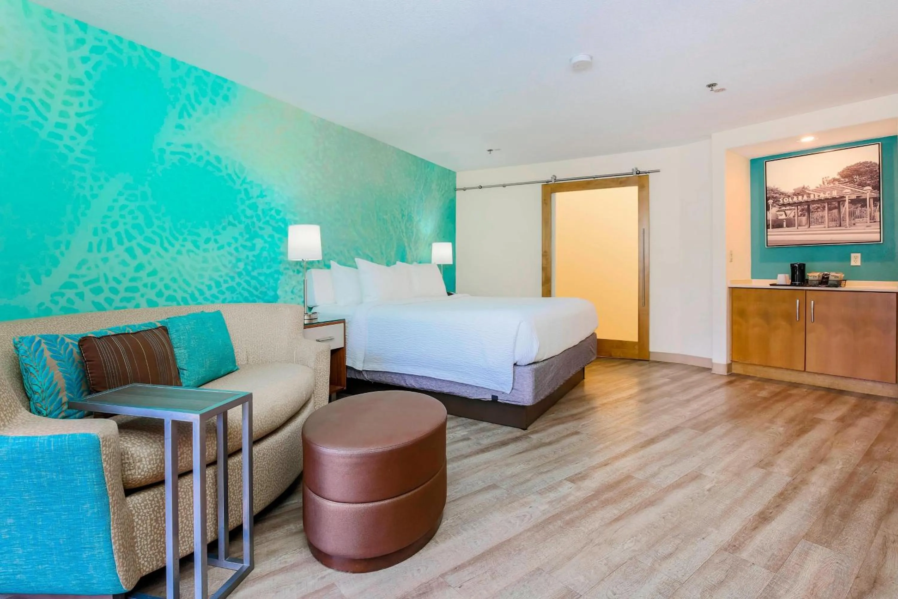 Photo of the whole room, Bed in Courtyard by Marriott San Diego Del Mar/Solana Beach