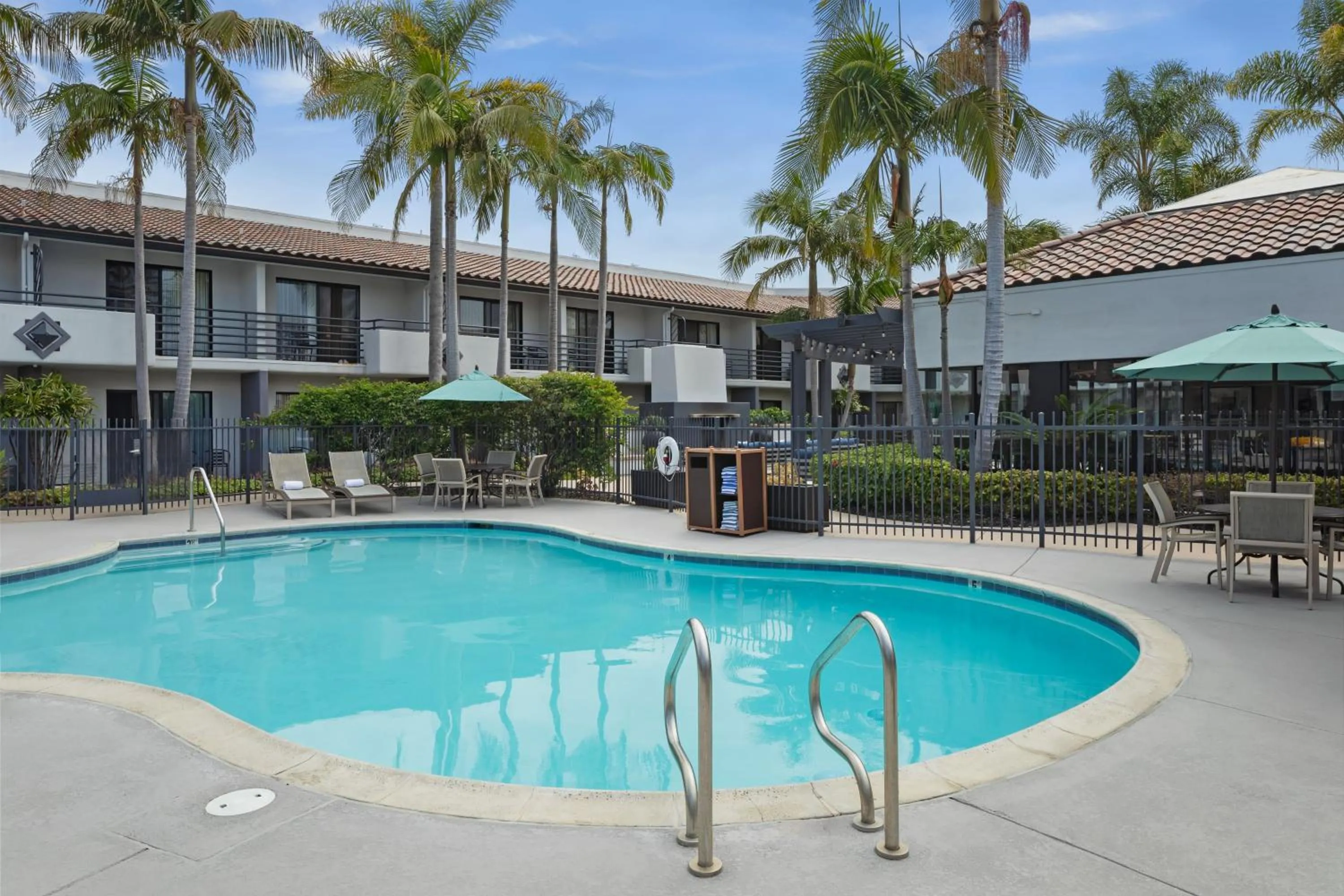 Swimming pool in Courtyard by Marriott San Diego Del Mar/Solana Beach