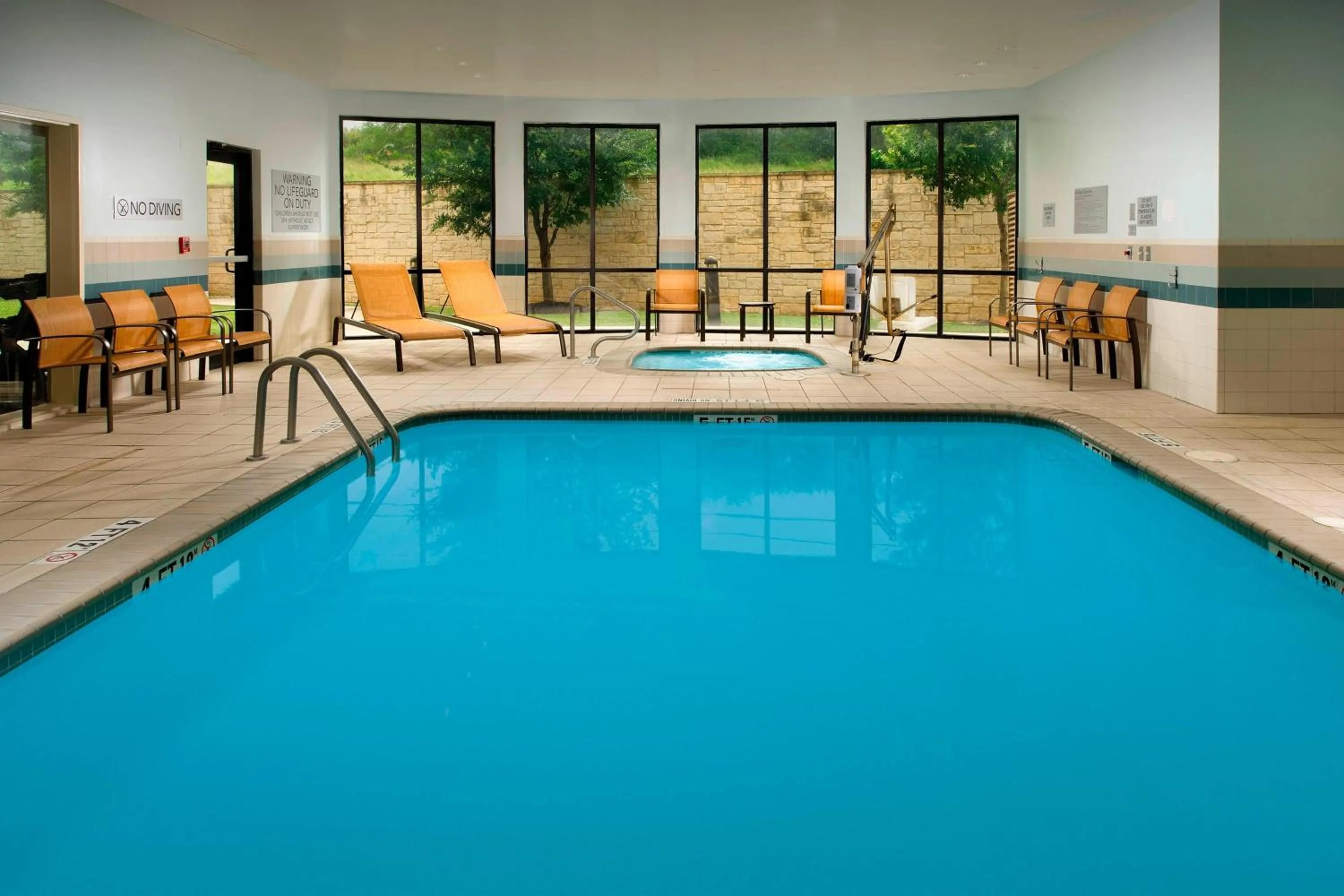 Swimming pool in Courtyard by Marriott San Antonio SeaWorld/Lackland