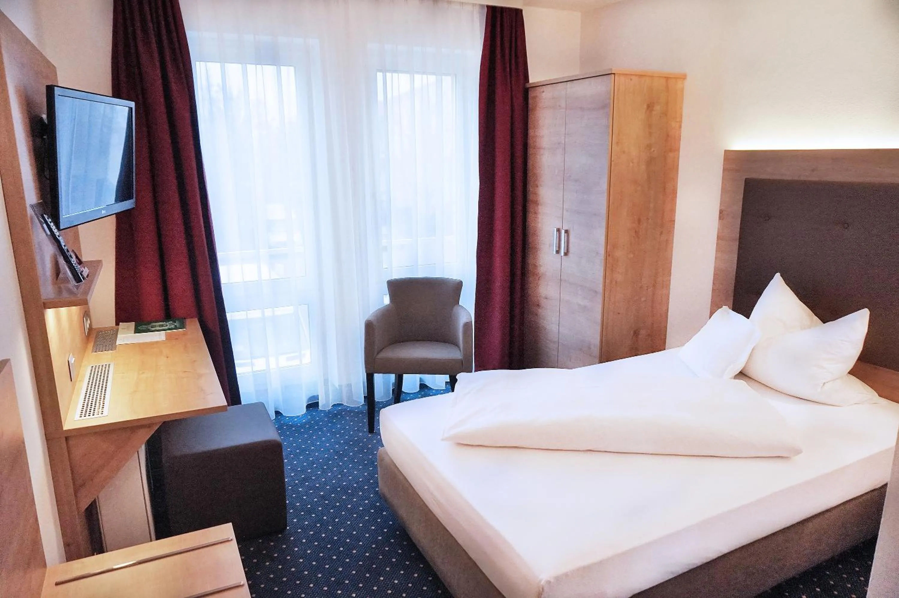 Bedroom, Bed in Hotel Poinger Hof