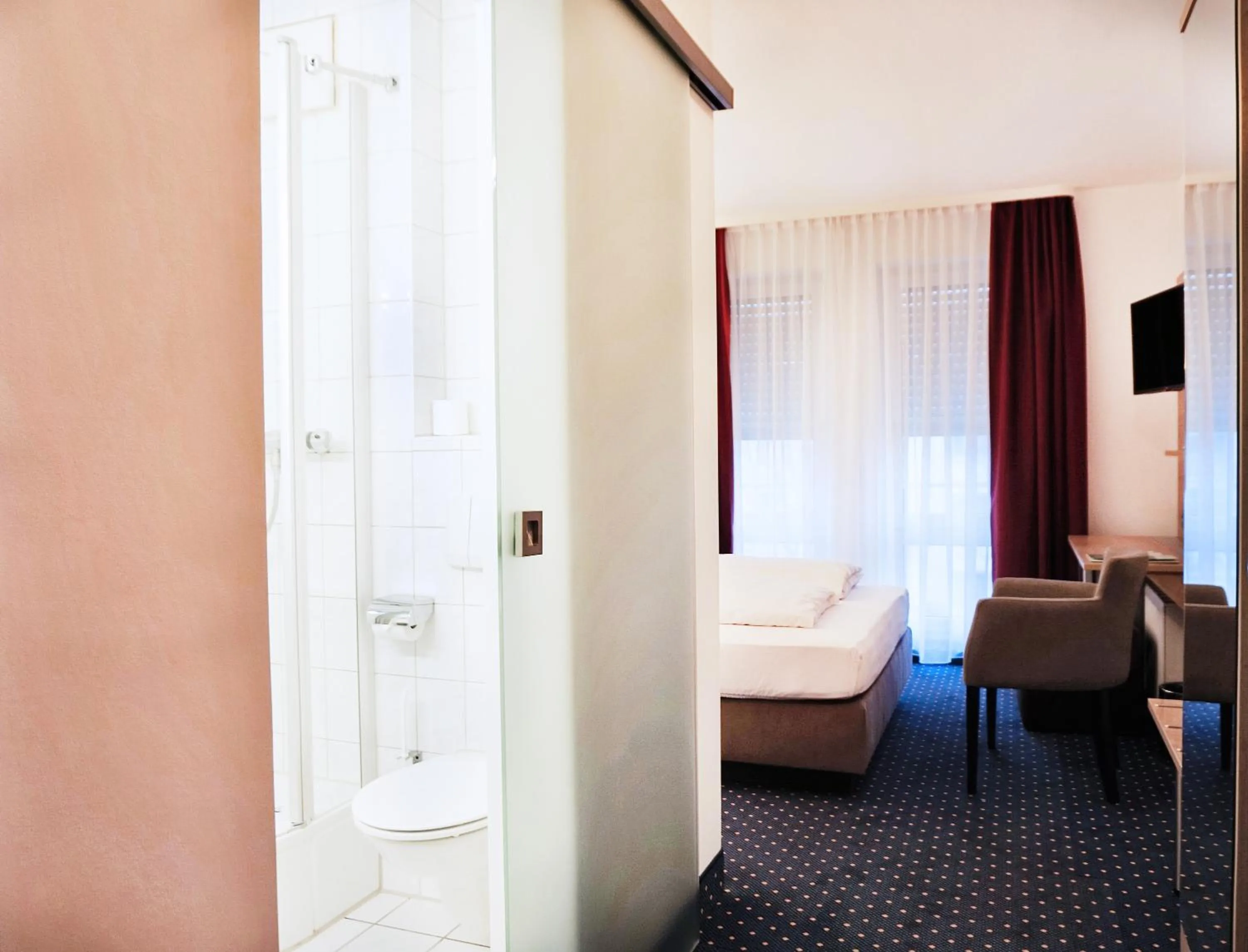 Bedroom, Bed in Hotel Poinger Hof