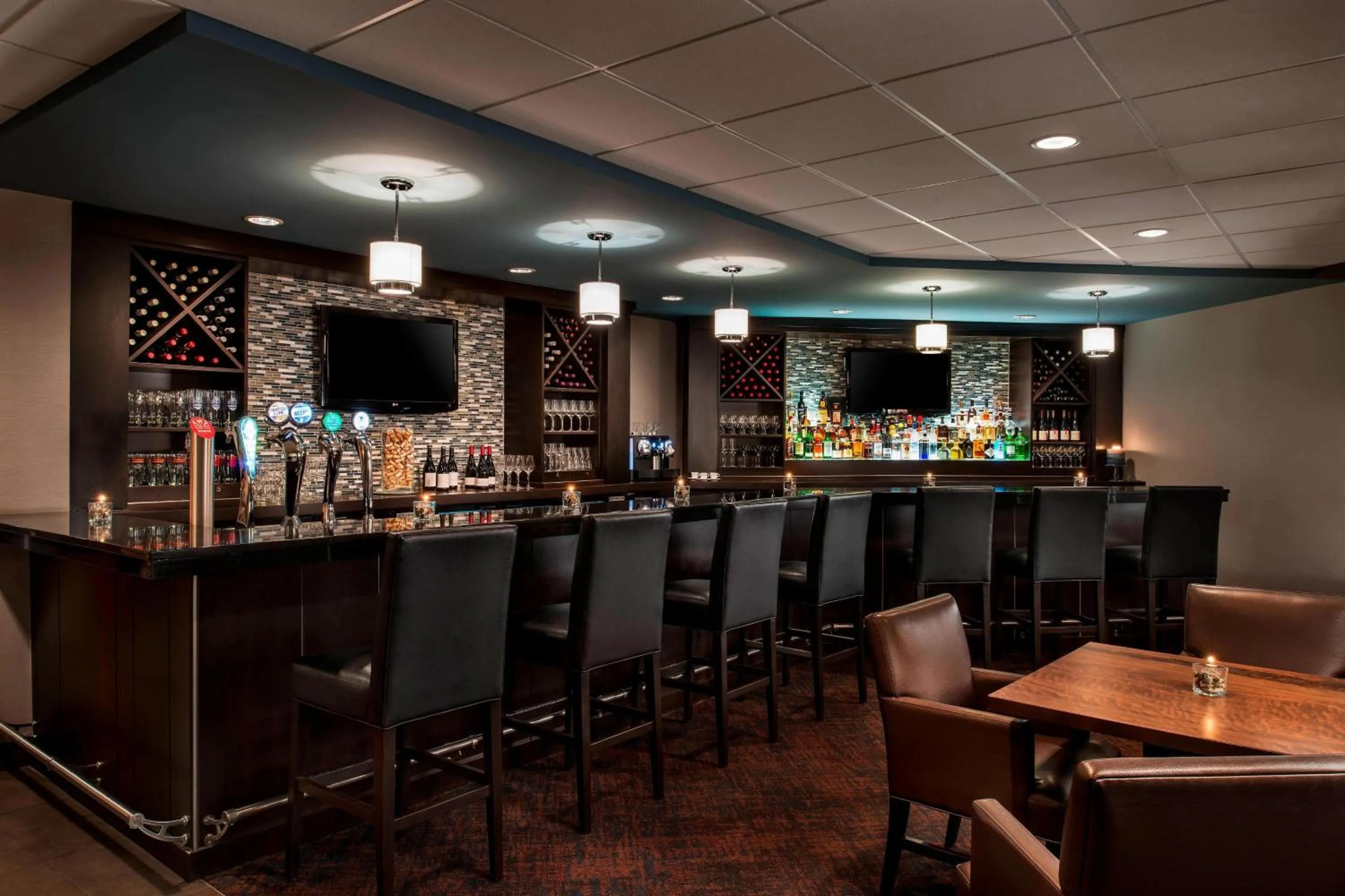 Lounge or bar in Delta Hotels by Marriott Sault Ste. Marie Waterfront
