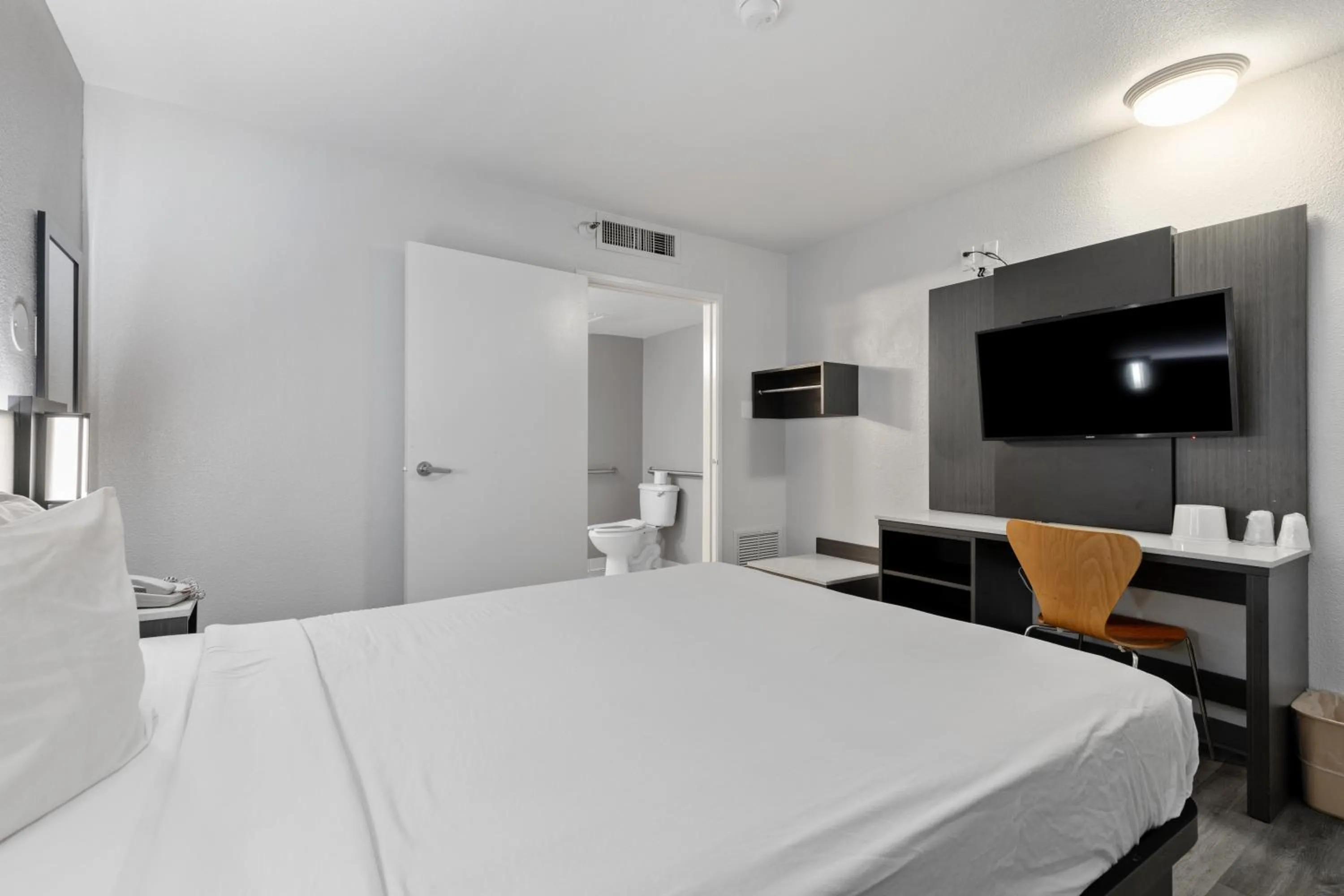 Bedroom, Bed in Motel 6-Oceanside, CA