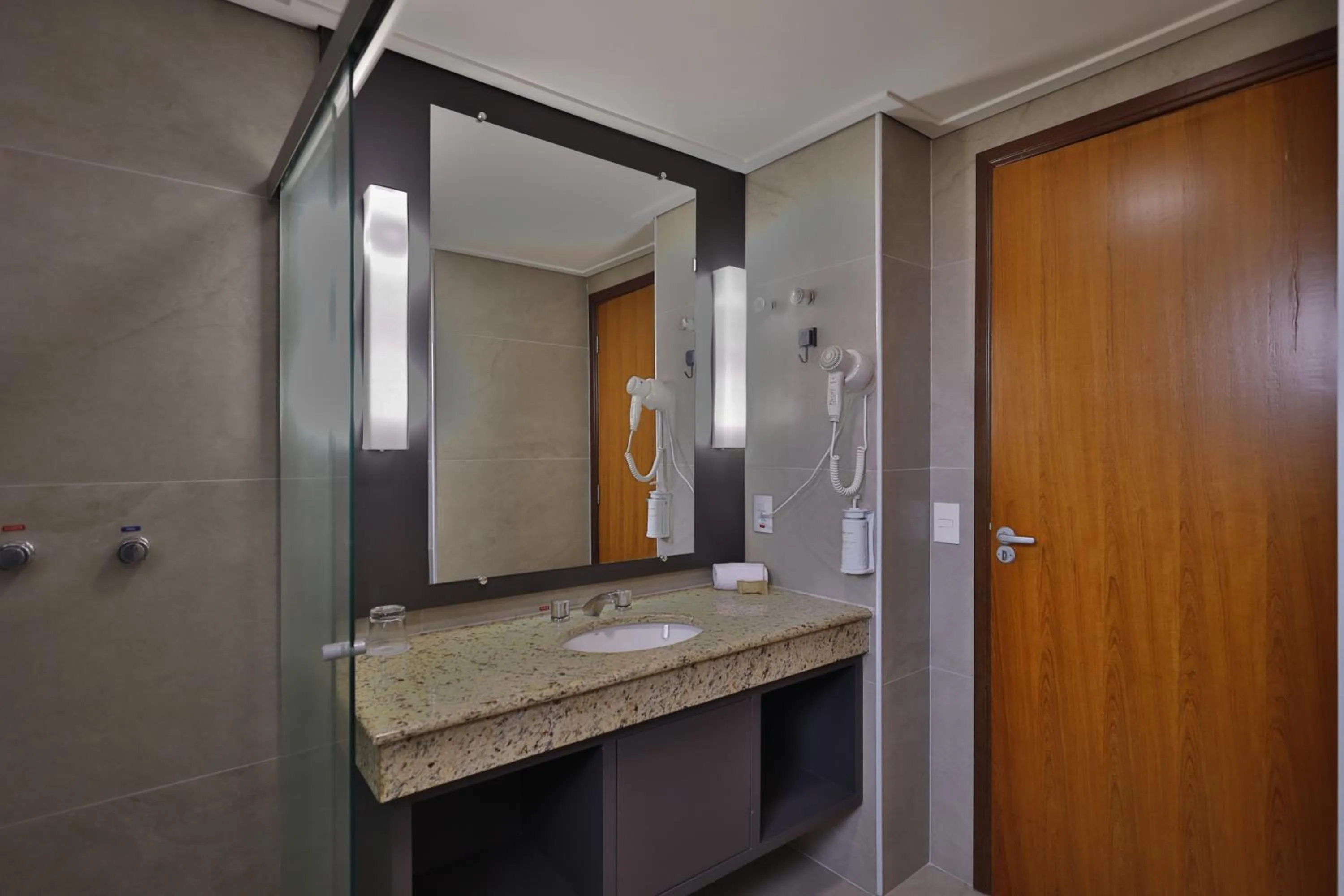 Bathroom in Quality Hotel Jundiaí