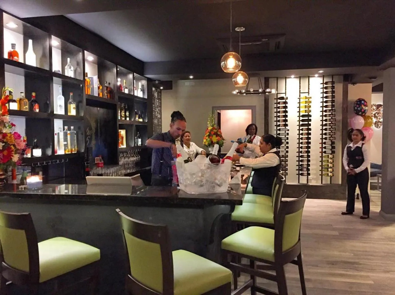 Restaurant/places to eat in King's Hotel & Residences