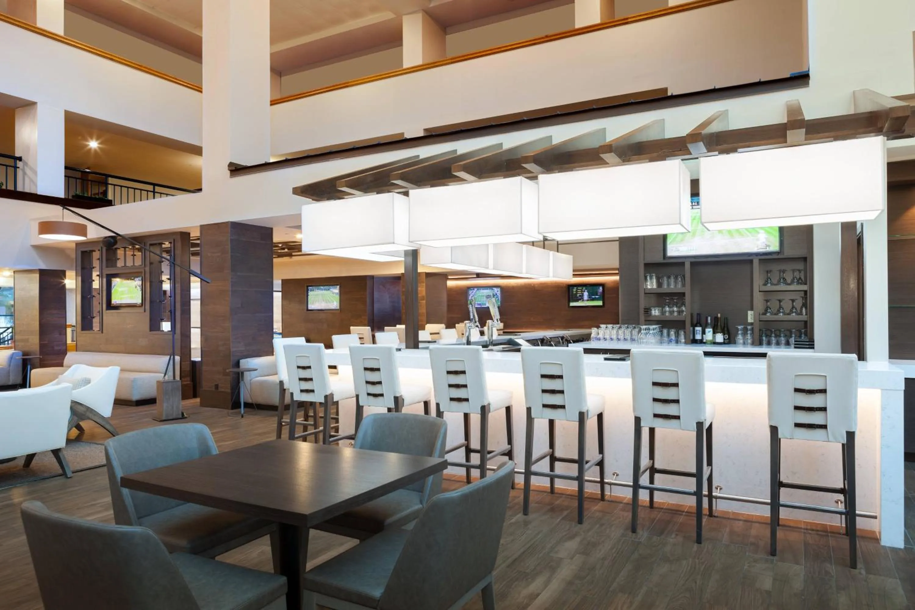 Lounge or bar in Marriott Savannah Riverfront