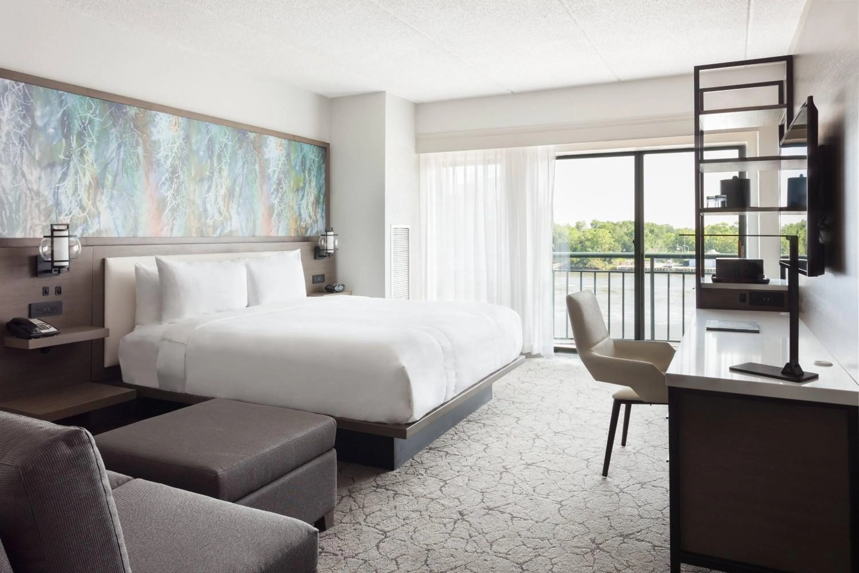 Photo of the whole room, Bed in Marriott Savannah Riverfront