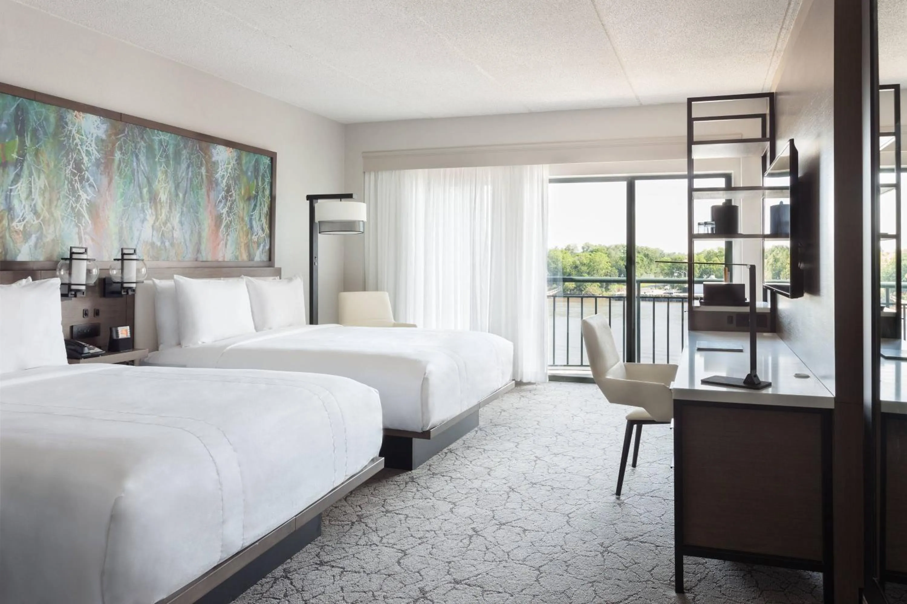 Photo of the whole room, Bed in Marriott Savannah Riverfront