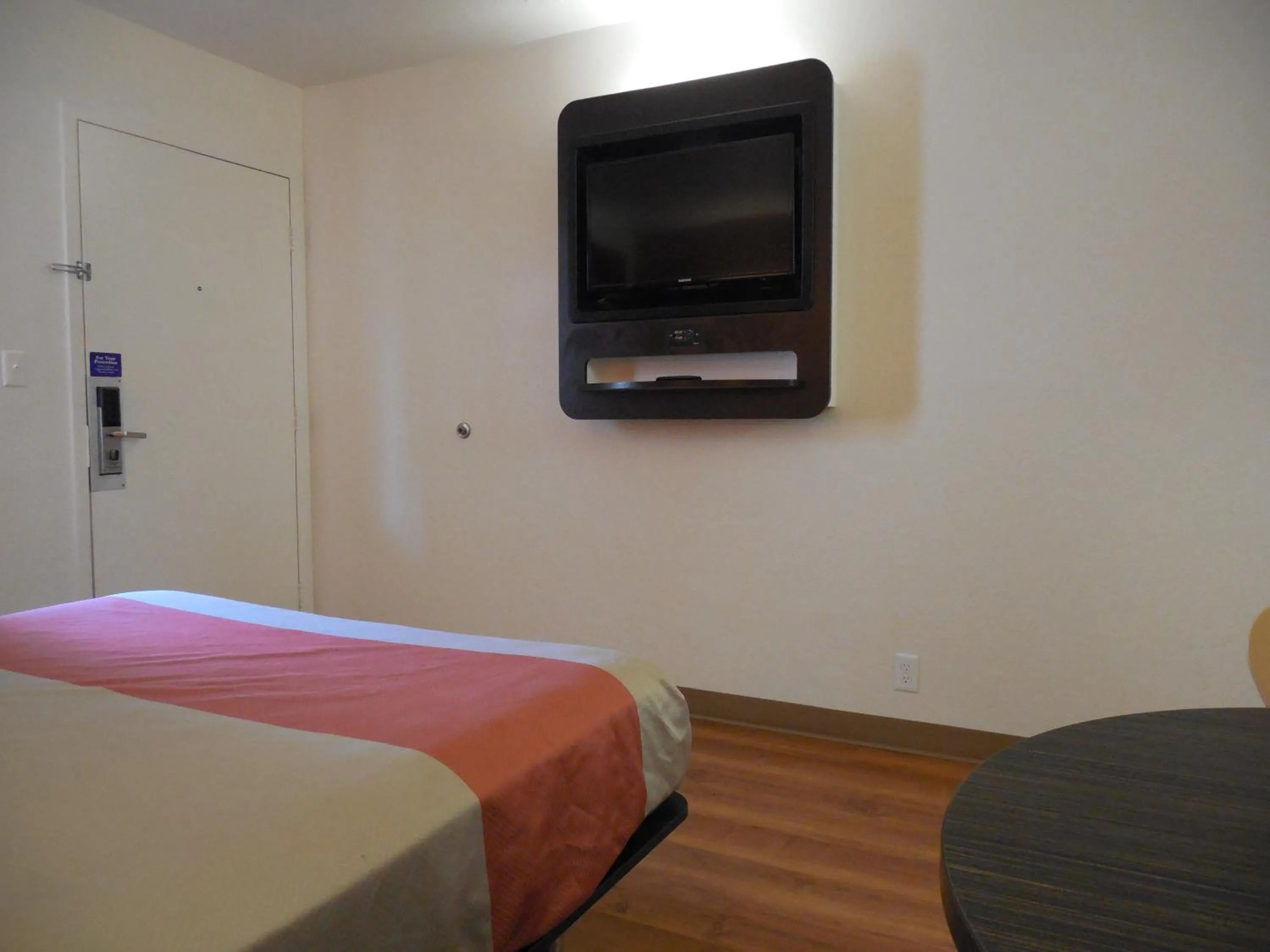 Photo of the whole room, Bed in Motel 6-Temecula, CA - Historic Old Town