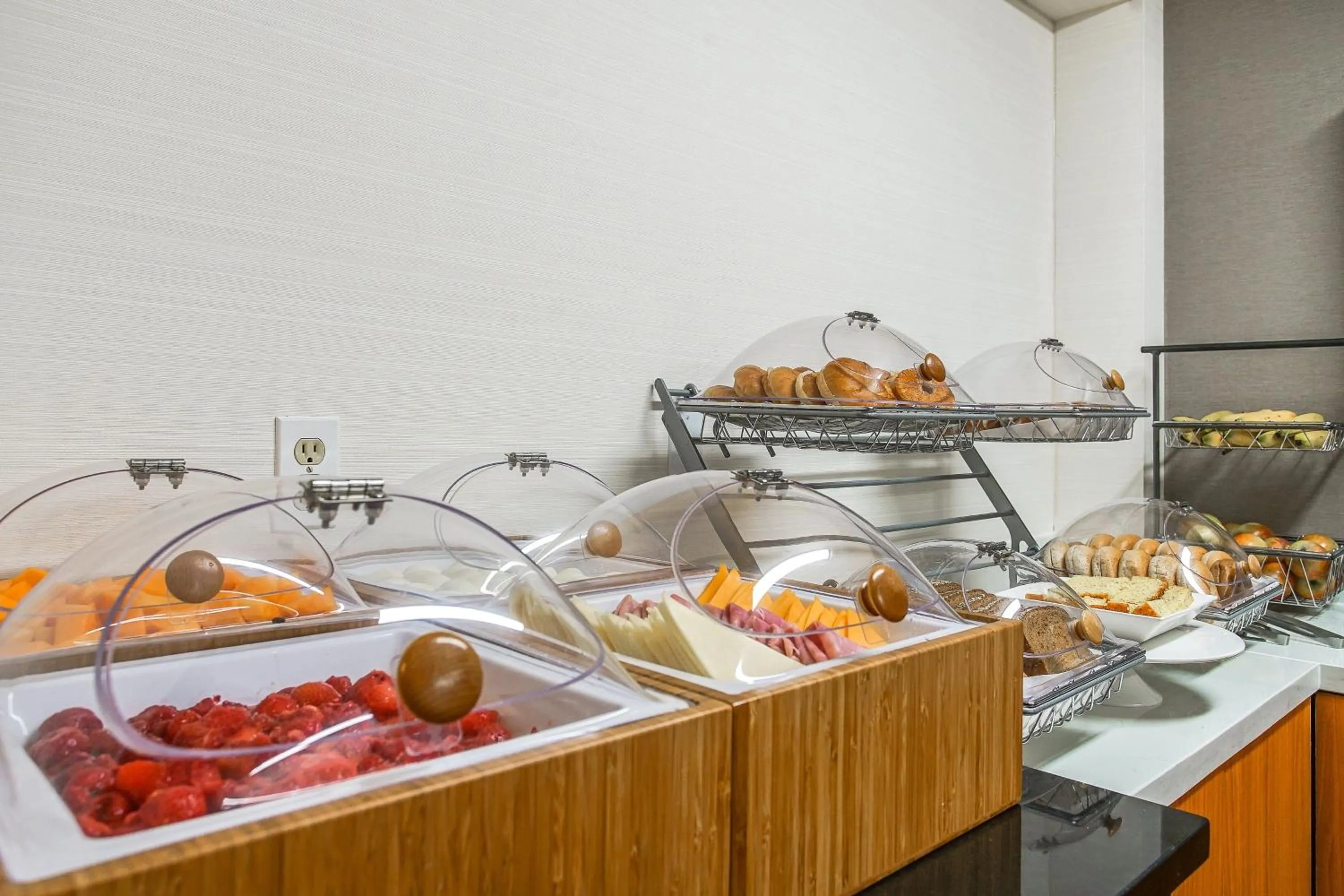 Breakfast in SpringHill Suites by Marriott Savannah Midtown