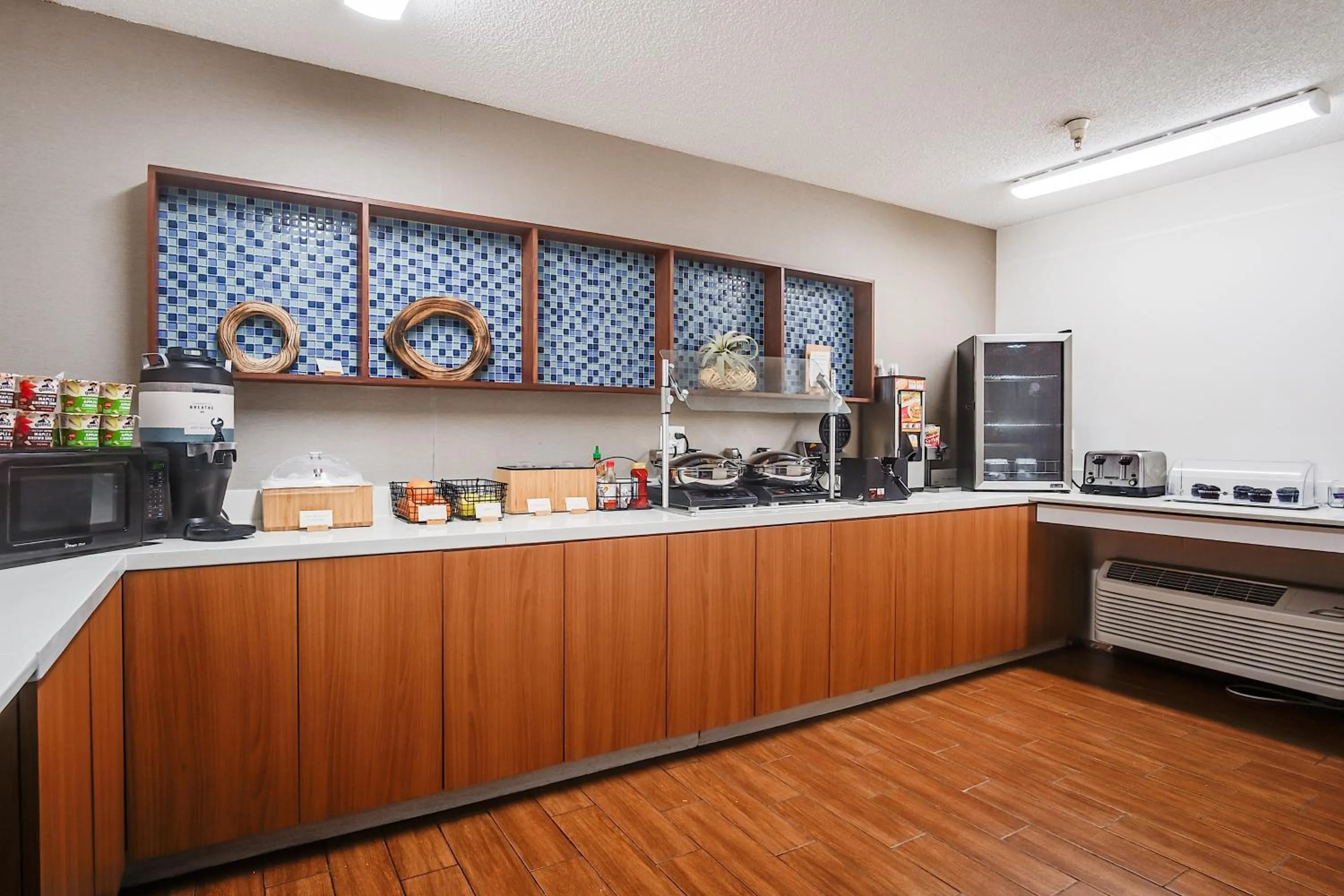 Breakfast in Country Inn & Suites by Radisson, Savannah Southside