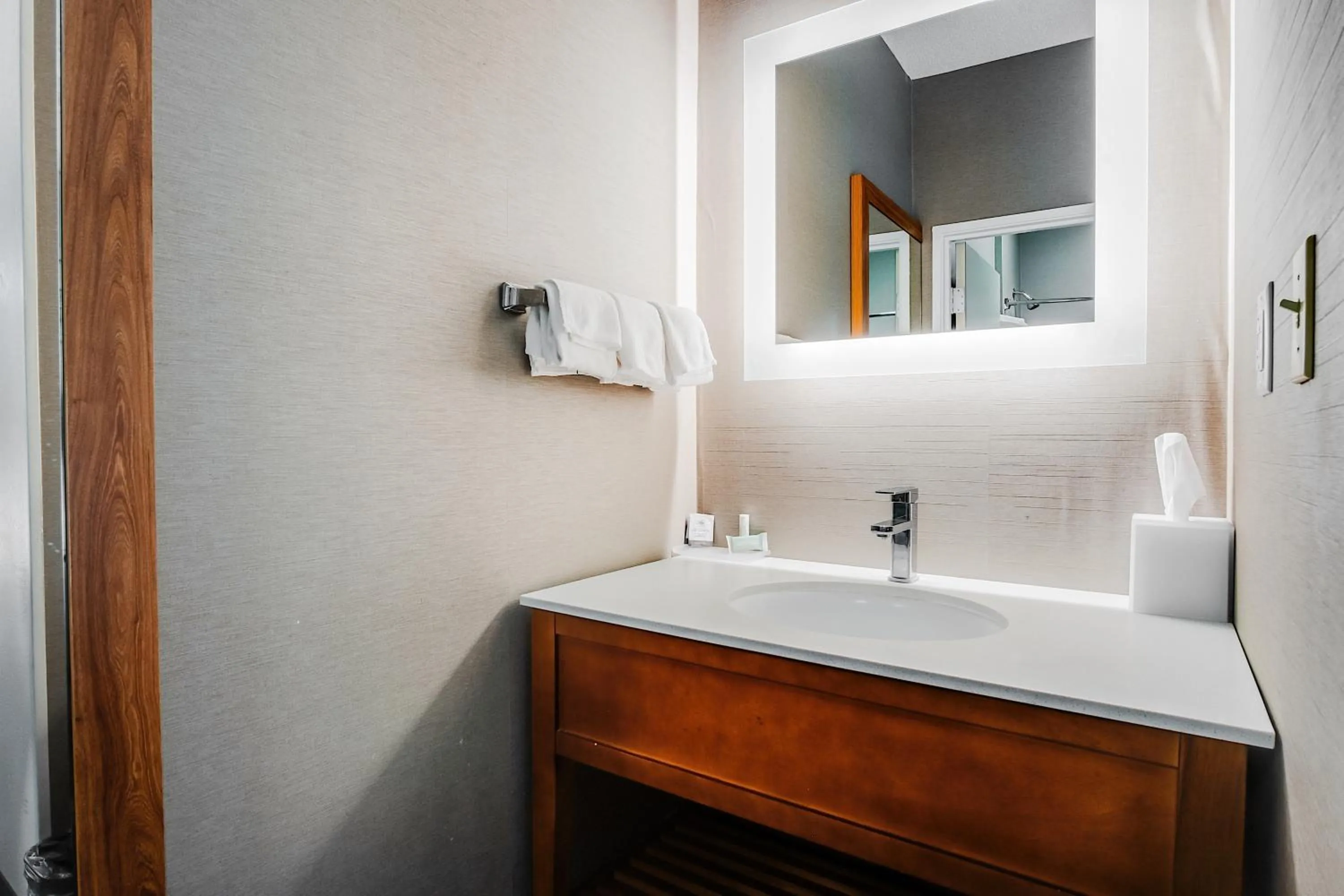 Bathroom in Country Inn & Suites by Radisson, Savannah Southside