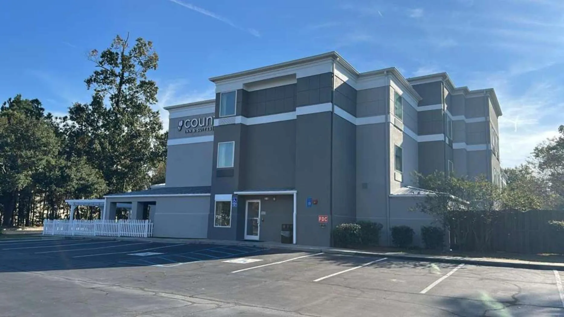 Property building in Country Inn & Suites by Radisson, Savannah Southside