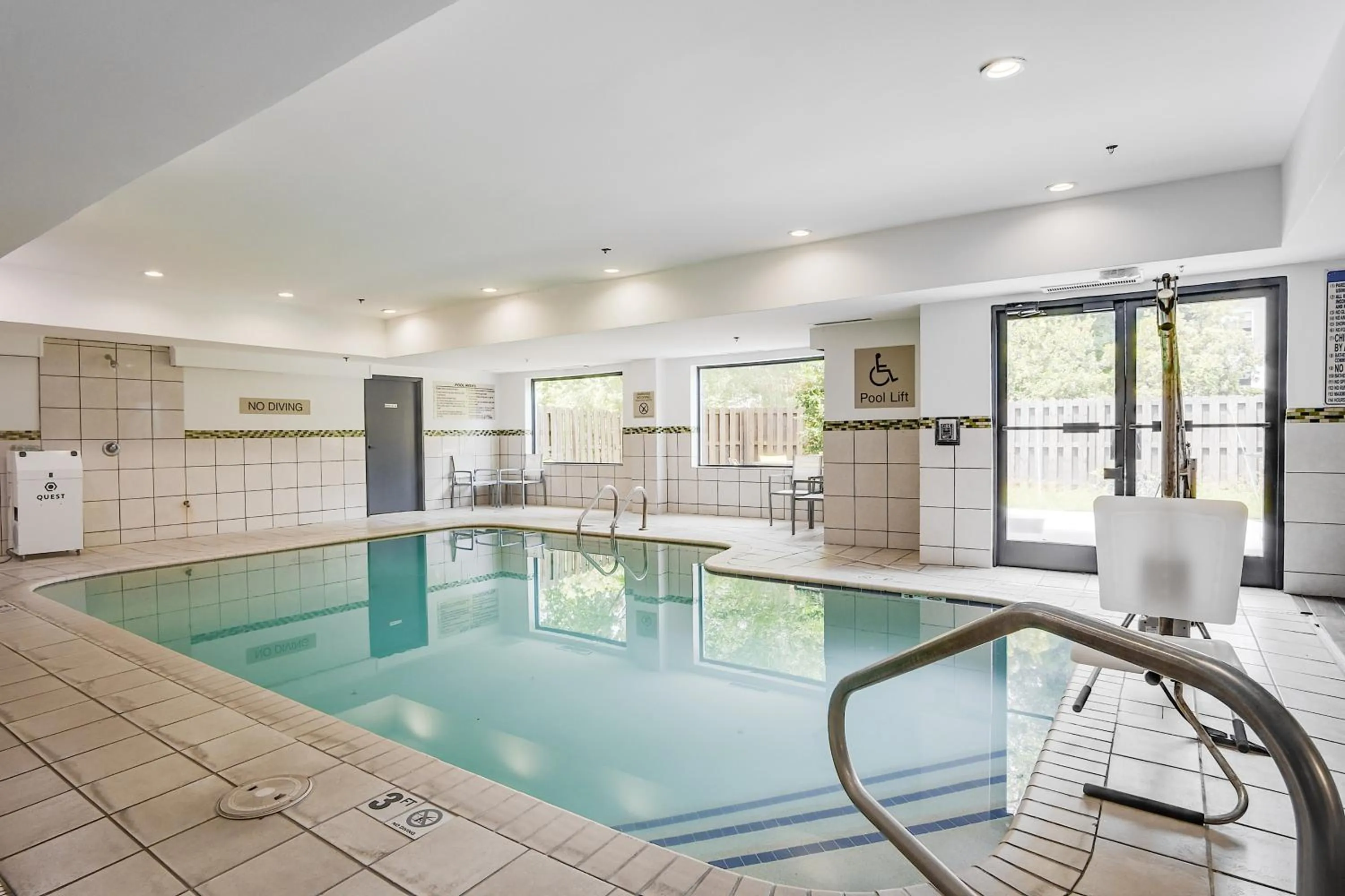 Swimming pool in Country Inn & Suites by Radisson, Savannah Southside